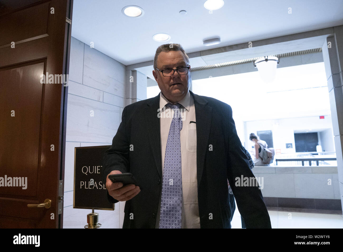 Washington, Distretto di Columbia, Stati Uniti d'America. 10 Luglio, 2019. Stati Uniti il senatore Jon Tester (Democratico del Montana) si diparte una porta chiusa briefing sulle elezioni americane sicurezza sul Campidoglio di Washington, DC, Stati Uniti il 10 luglio 2019. Credito: Stefani Reynolds/CNP/ZUMA filo/Alamy Live News Foto Stock