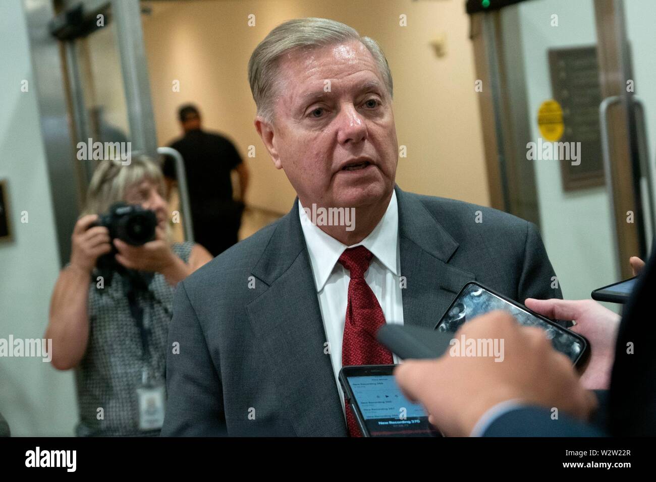 Washington, Stati Uniti d'America. 10 Luglio, 2019. Stati Uniti il senatore Lindsey Graham (Repubblicano della Carolina del Sud) arriva ad una porta chiusa briefing sulle elezioni americane sicurezza sul Campidoglio di Washington, DC, Stati Uniti il 10 luglio 2019. Credito: Stefani Reynolds/CNP | Utilizzo di credito in tutto il mondo: dpa/Alamy Live News Foto Stock