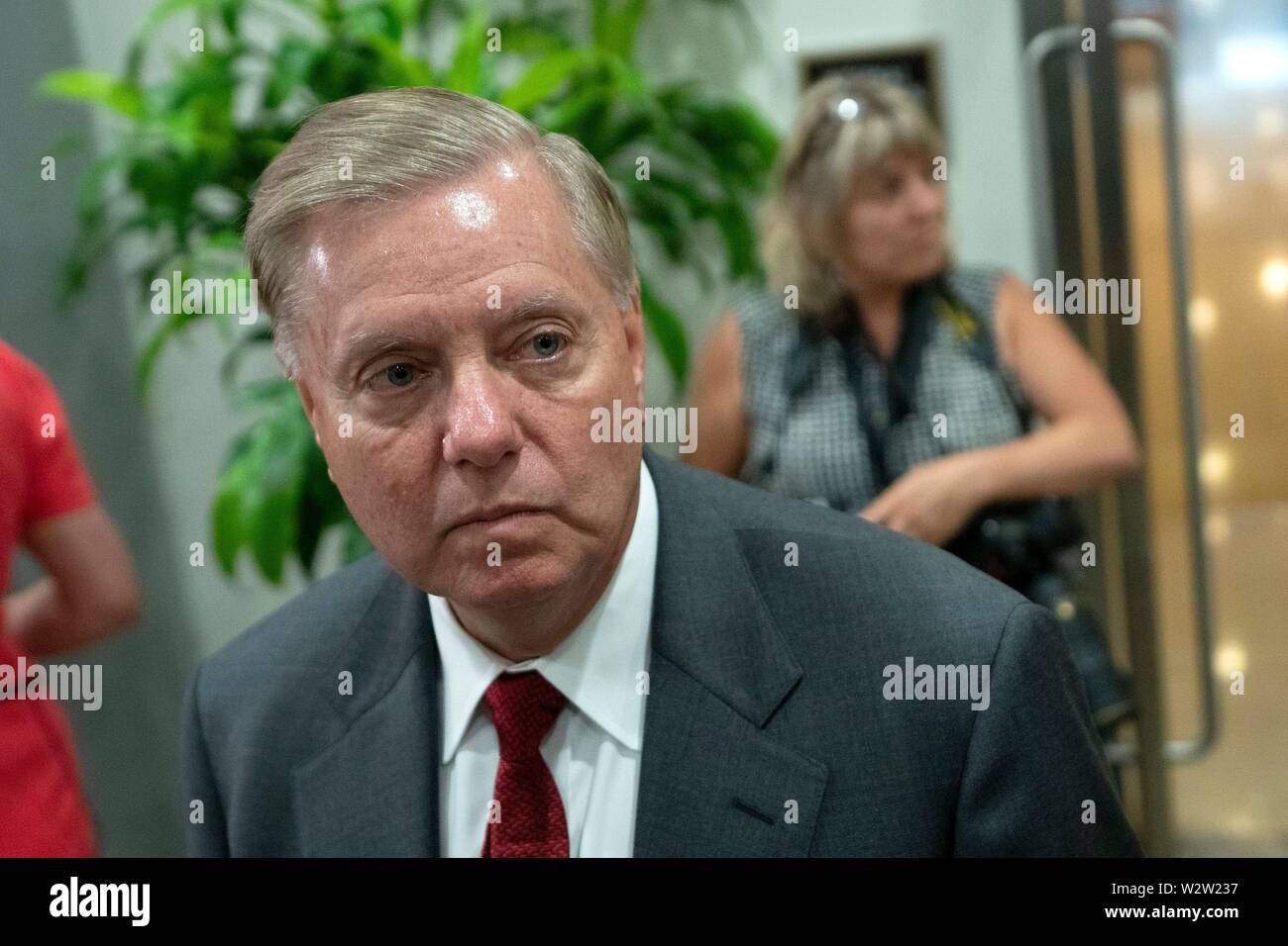 Washington, Stati Uniti d'America. 10 Luglio, 2019. Stati Uniti il senatore Lindsey Graham (Repubblicano della Carolina del Sud) arriva ad una porta chiusa briefing sulle elezioni americane sicurezza sul Campidoglio di Washington, DC, Stati Uniti il 10 luglio 2019. Credito: Stefani Reynolds/CNP | Utilizzo di credito in tutto il mondo: dpa/Alamy Live News Foto Stock