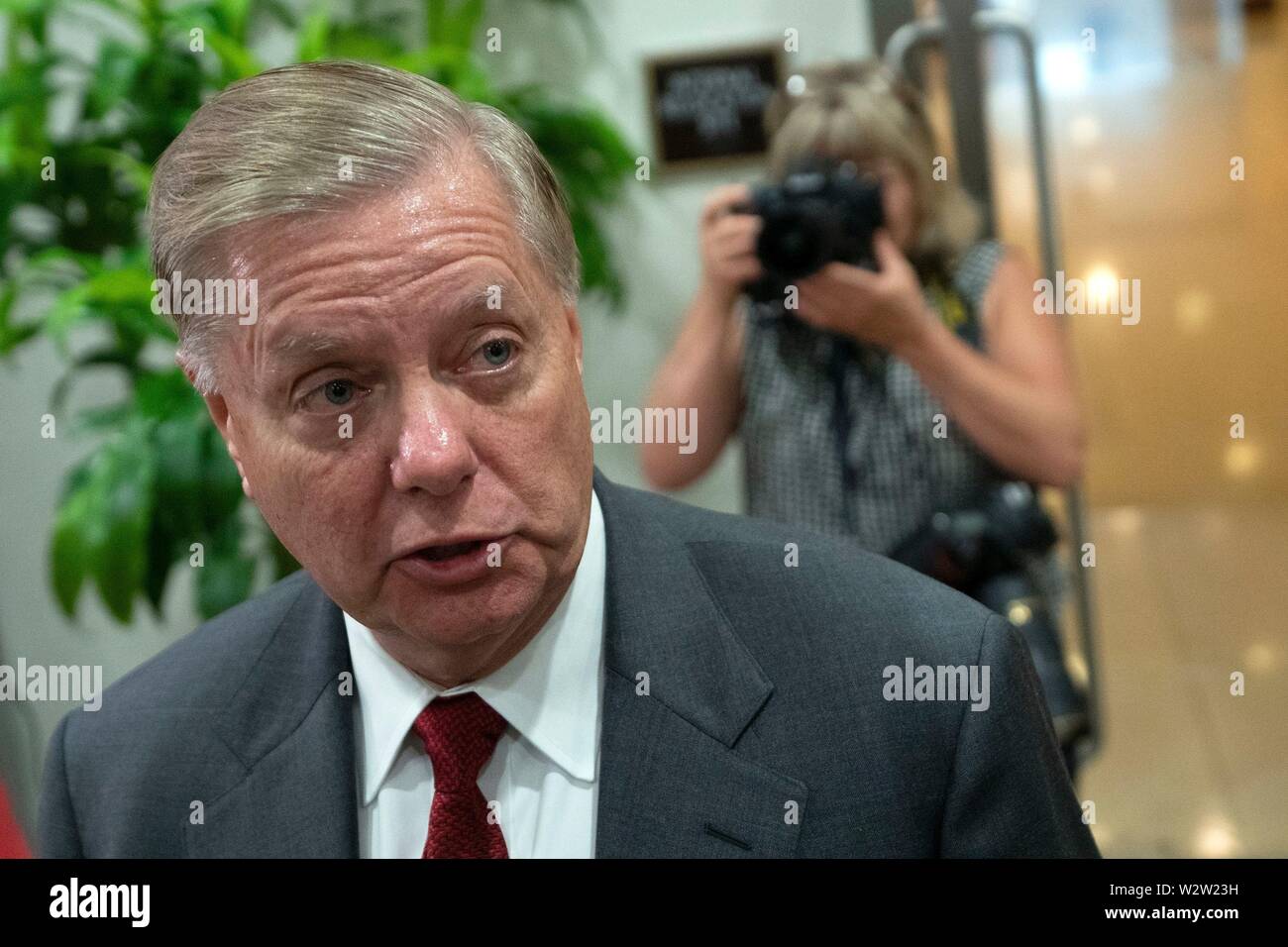 Washington, Stati Uniti d'America. 10 Luglio, 2019. Stati Uniti il senatore Lindsey Graham (Repubblicano della Carolina del Sud) arriva ad una porta chiusa briefing sulle elezioni americane sicurezza sul Campidoglio di Washington, DC, Stati Uniti il 10 luglio 2019. Credito: Stefani Reynolds/CNP | Utilizzo di credito in tutto il mondo: dpa/Alamy Live News Foto Stock