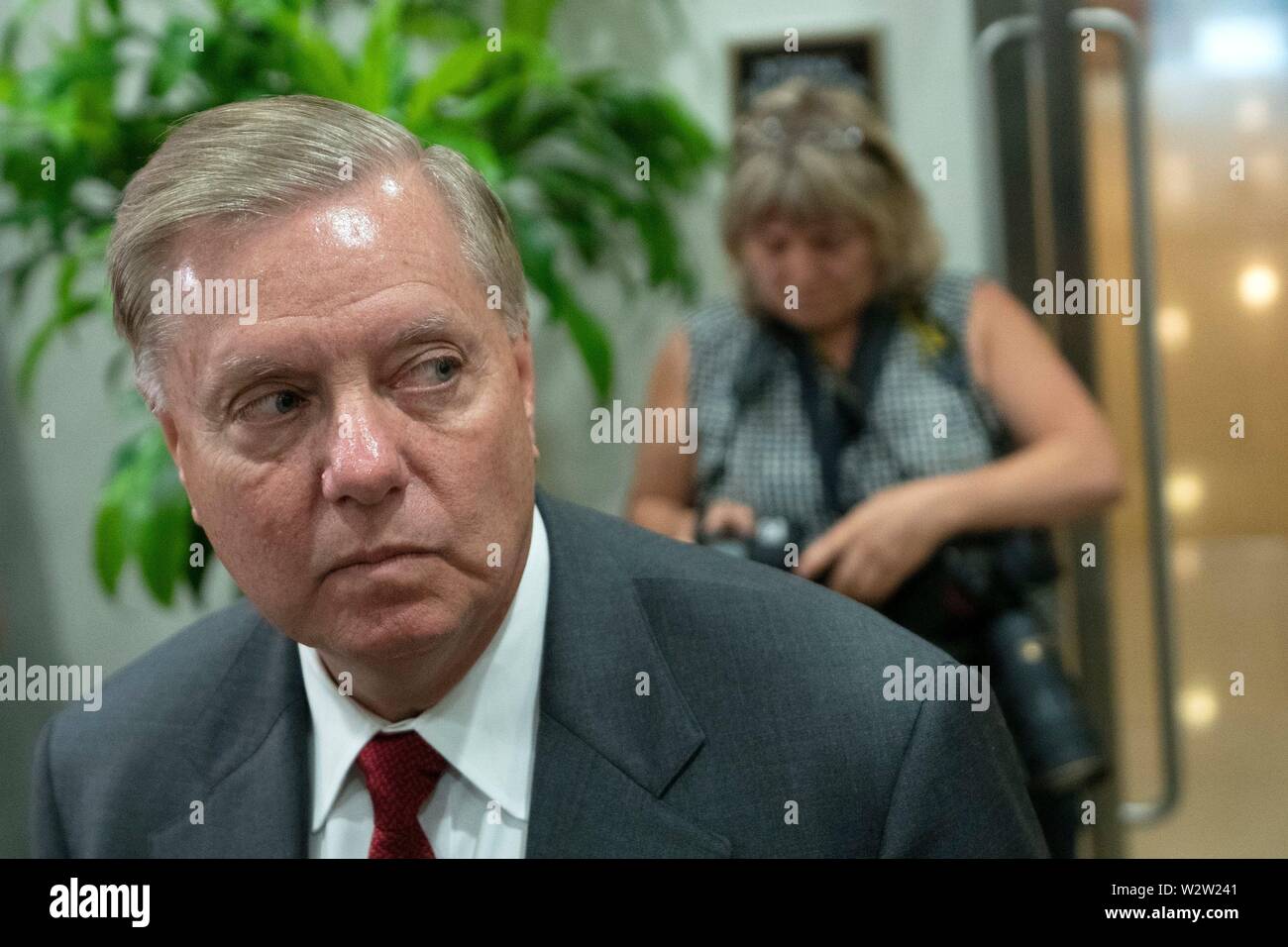 Washington, Stati Uniti d'America. 10 Luglio, 2019. Stati Uniti il senatore Lindsey Graham (Repubblicano della Carolina del Sud) arriva ad una porta chiusa briefing sulle elezioni americane sicurezza sul Campidoglio di Washington, DC, Stati Uniti il 10 luglio 2019. Credito: Stefani Reynolds/CNP | Utilizzo di credito in tutto il mondo: dpa/Alamy Live News Foto Stock