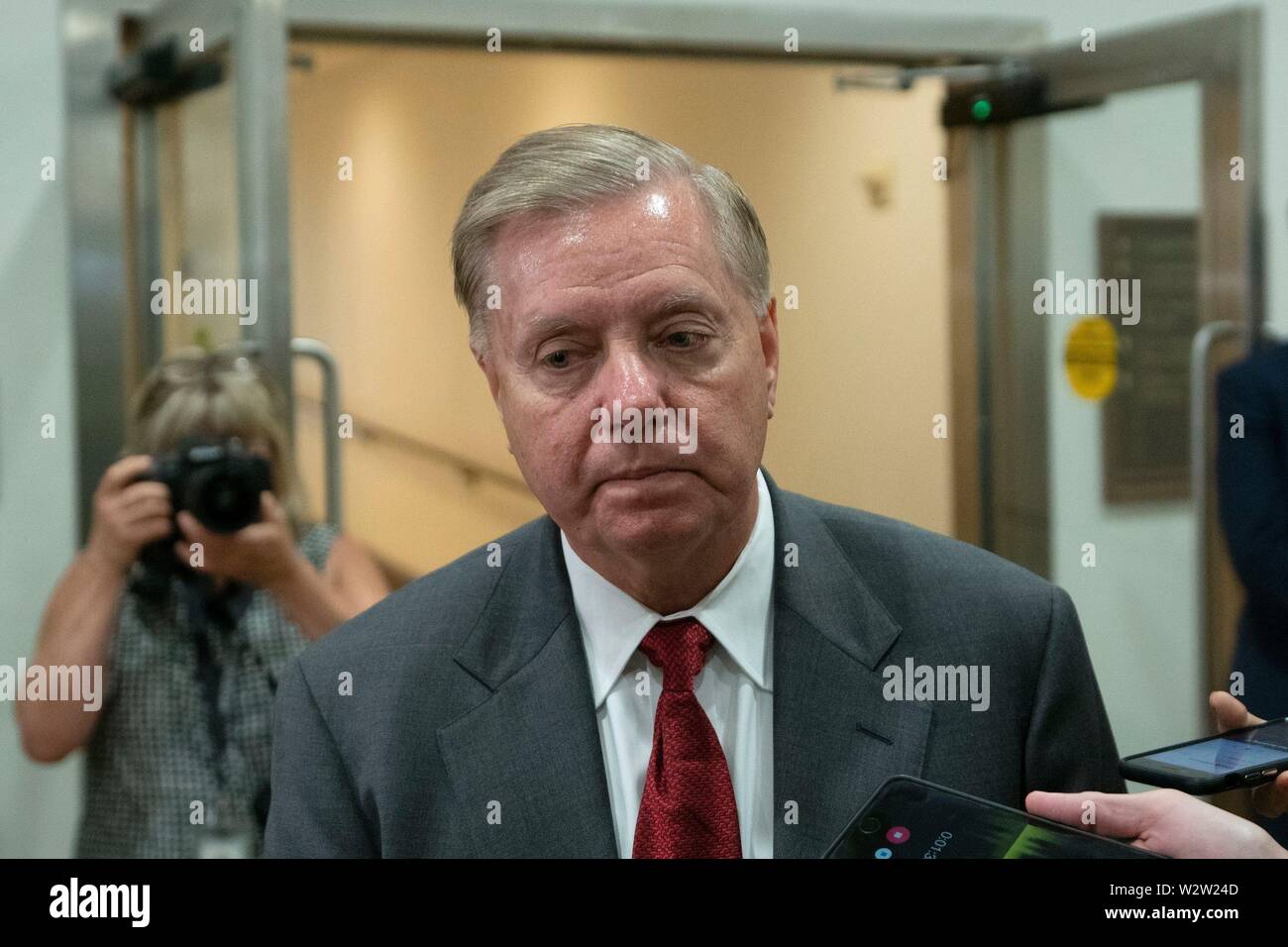 Washington, Stati Uniti d'America. 10 Luglio, 2019. Stati Uniti il senatore Lindsey Graham (Repubblicano della Carolina del Sud) arriva ad una porta chiusa briefing sulle elezioni americane sicurezza sul Campidoglio di Washington, DC, Stati Uniti il 10 luglio 2019. Credito: Stefani Reynolds/CNP | Utilizzo di credito in tutto il mondo: dpa/Alamy Live News Foto Stock