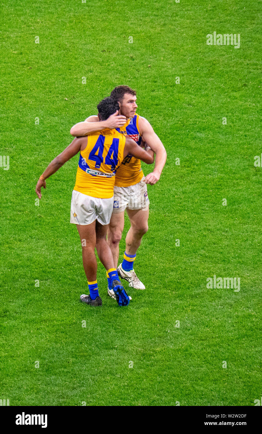 West Coast Eagles giocatori Luca Shuey Willie Rioli abbracciando dopo aver vinto la Western Derby AFL Football gioco a Optus Stadium Perth Western Australia. Foto Stock