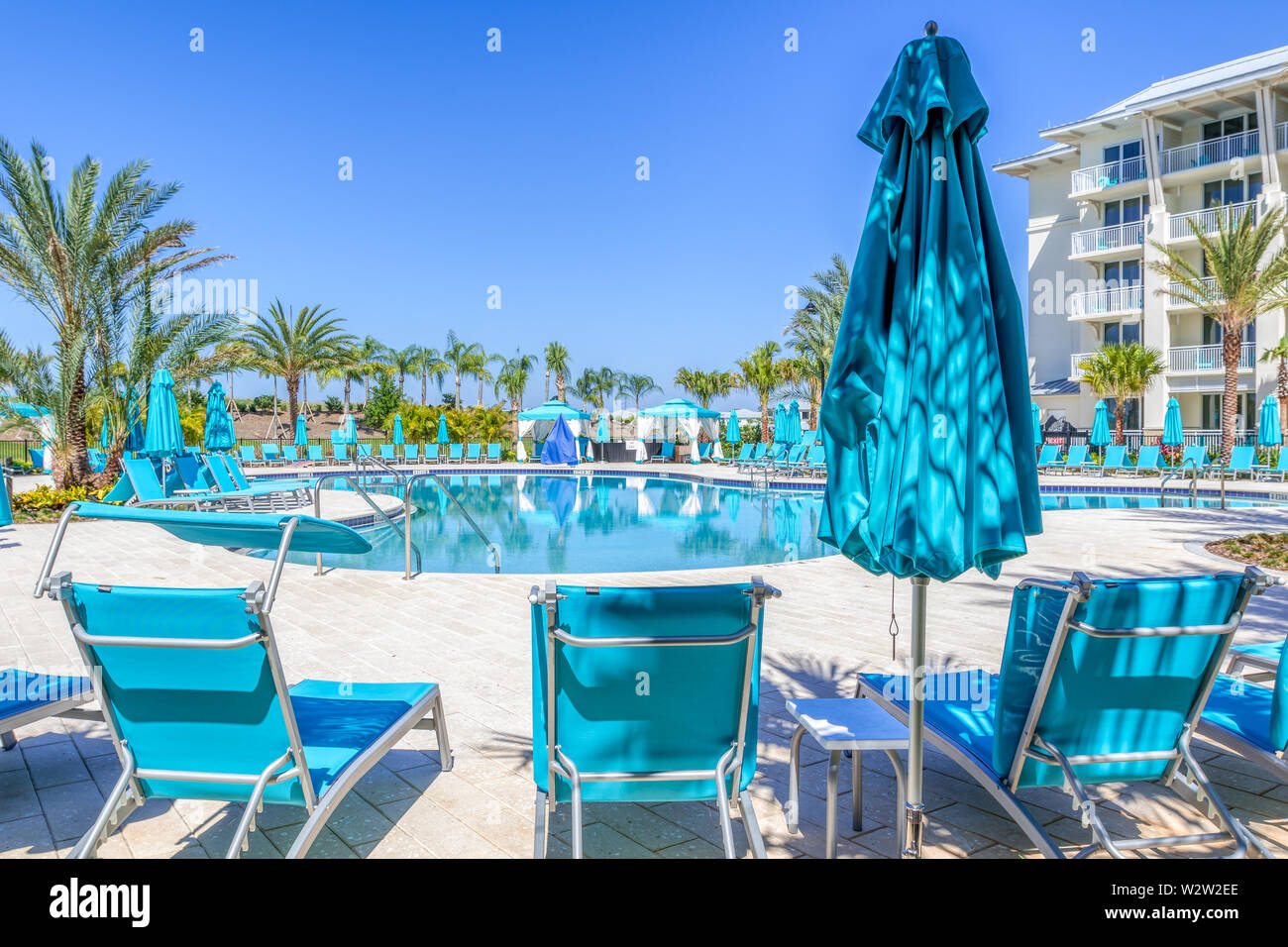 Margaritaville Resort Orlando. Area piscina Oasis in un giorno chiaro circondata da sedie a sdraio e ombrelloni. Foto Stock