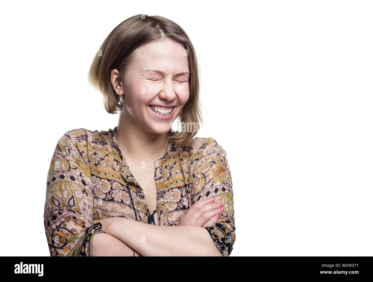 Un portraite foto di una ragazza giovane e carina con pelle giusta e medio capelli biondi. felice, allegro adolescente. Carino donna giovane con un bel senso di umorismo ridere per la fotocamera. Foto Stock