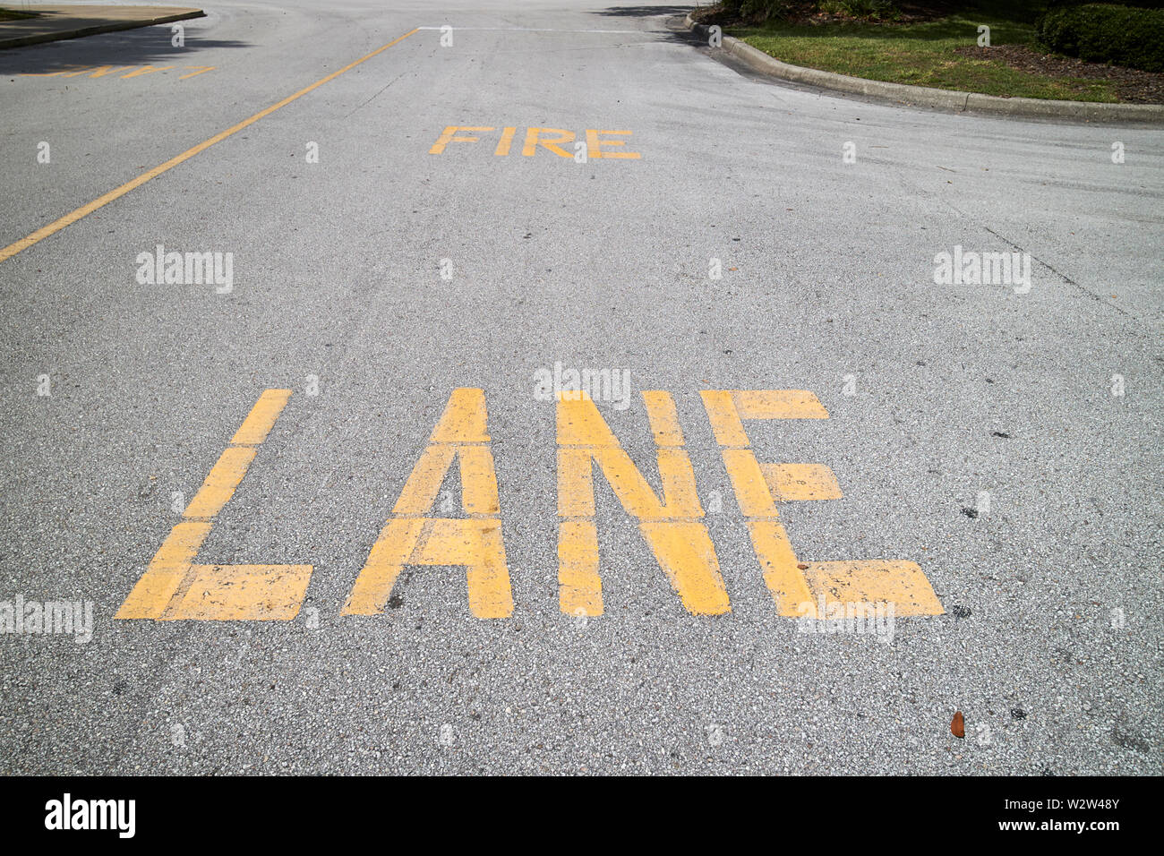 Fire marcature di corsia sulla strada in un commerciale parcheggio Florida USA Stati Uniti d'America Foto Stock