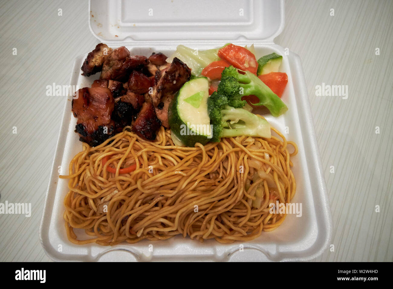 American mall cibo cinese di noodles il pollo e le verdure in una styrofoam uso singolo contenitore Florida USA Stati Uniti d'America Foto Stock