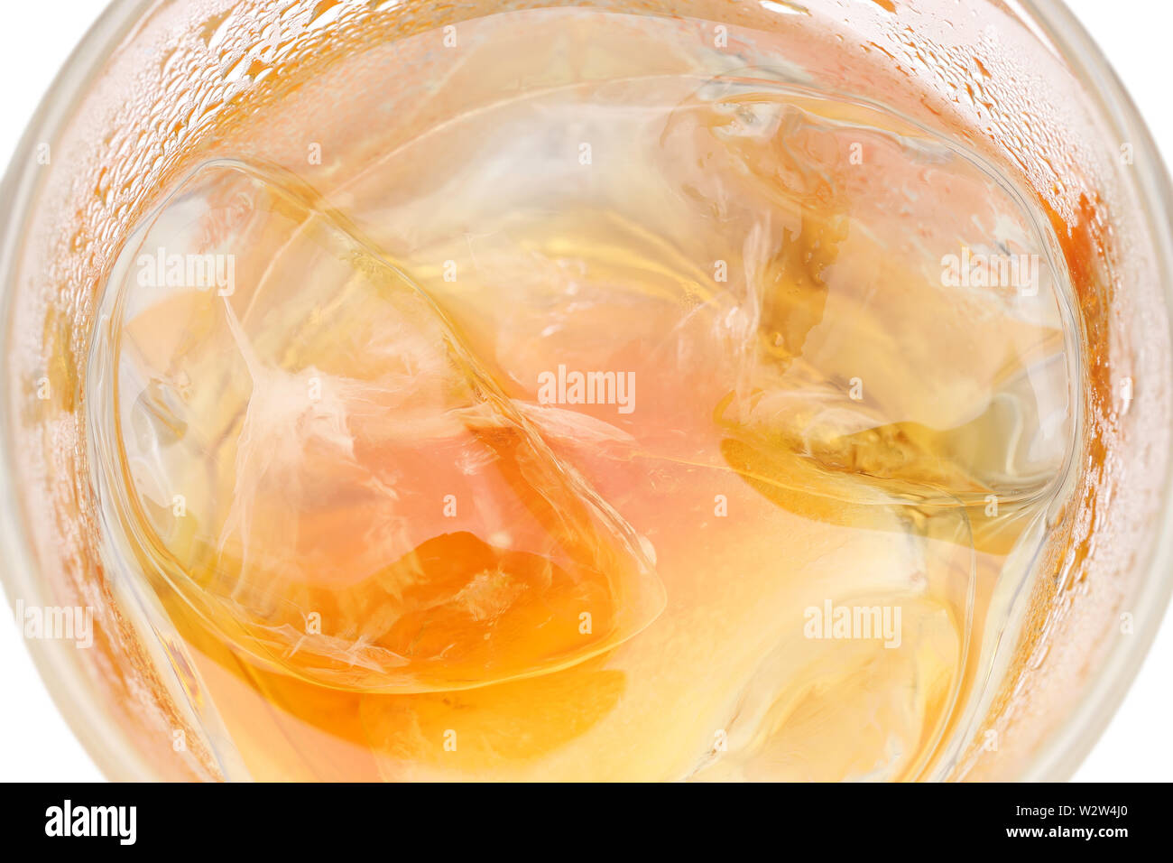 Whisky o del whisky in vetro di scogli isolati su sfondo bianco Foto Stock