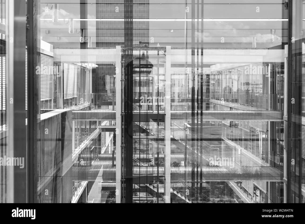 Riflessioni astratte delle finestre in un edificio d'ufficio moderno. Foto in bianco e nero. Foto Stock