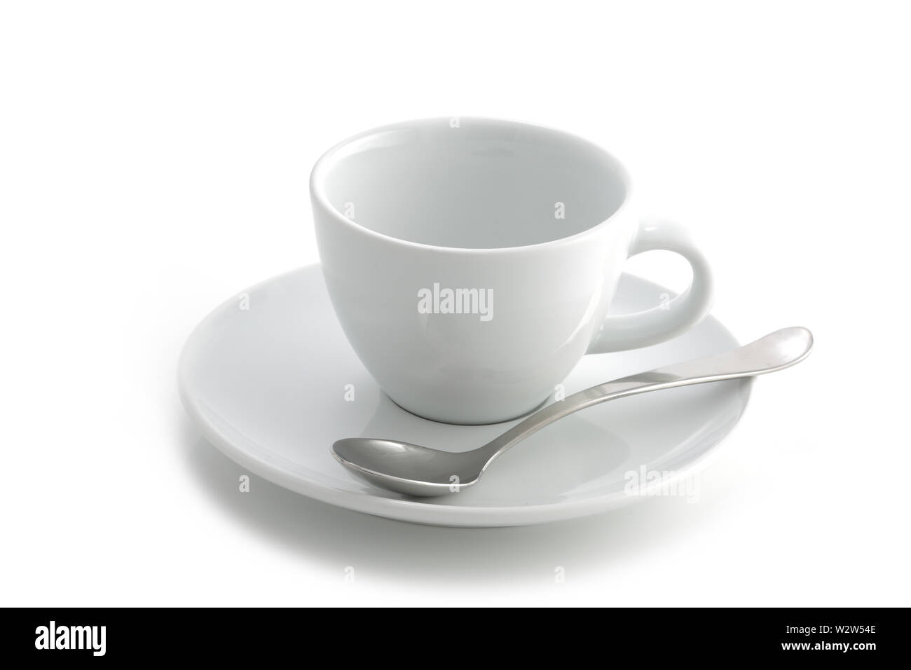 Un bianco vuoto tazza da caffè con piattino e cucchiaio isolato su uno sfondo bianco Foto Stock