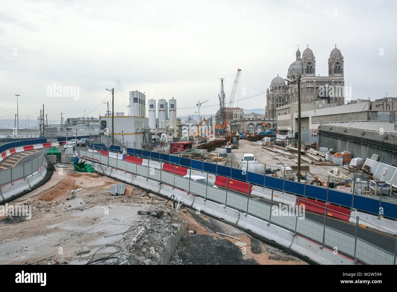 MARSEILLE, Francia - 20 Aprile 2009: Panorama della costruzione del sito di Euromediterrannee con la cattedrale principale in background. È Euromediterrannee Foto Stock