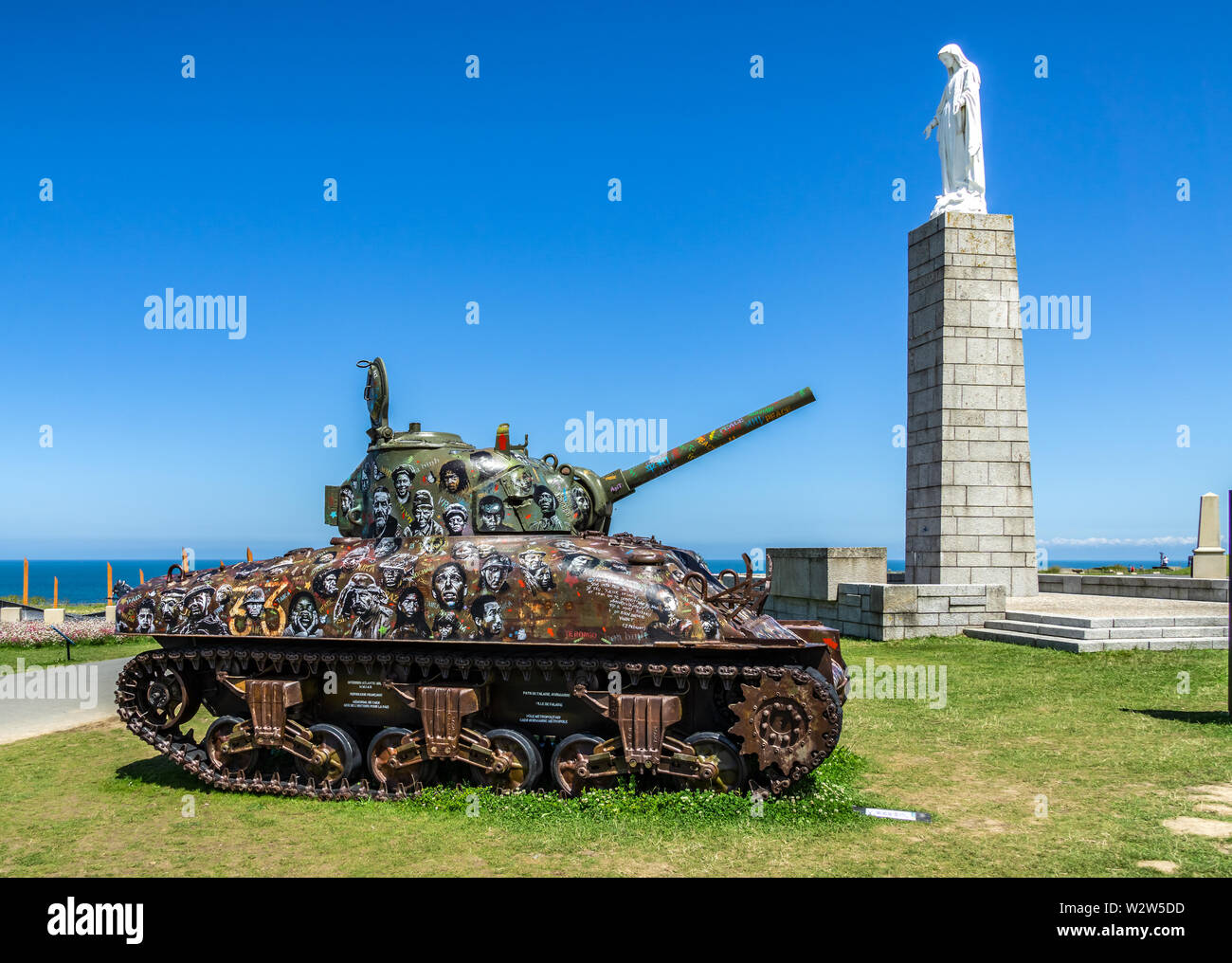 Pacifista di affresco dipinto su un carro Sherman di Jef Aérosol esposti ad Arromanches-les-Bains per il D-Day settantacinquesimo anniversario, Normandia, Francia. Foto Stock