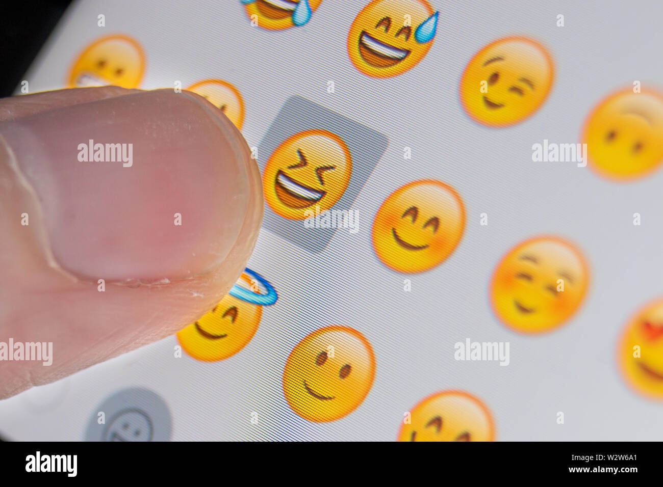 Close up qualcuno slecting un carattere emoji Foto Stock