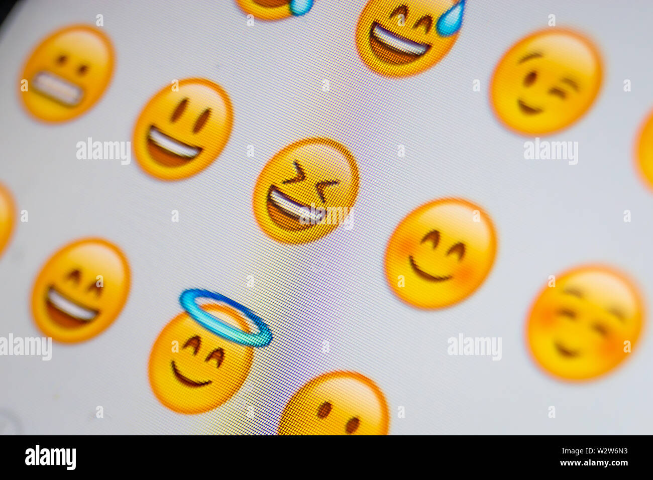 In prossimità di alcuni caratteri Emoji su un telefono Foto Stock