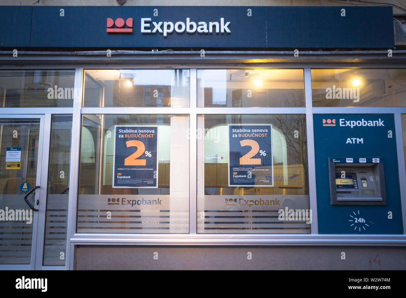 Belgrado, Serbia - 23 dicembre 2018: Expobank logo nella parte anteriore del loro ufficio locale di Belgrado. Expobank è una banca retail dalla Repubblica ceca diffondere i Foto Stock