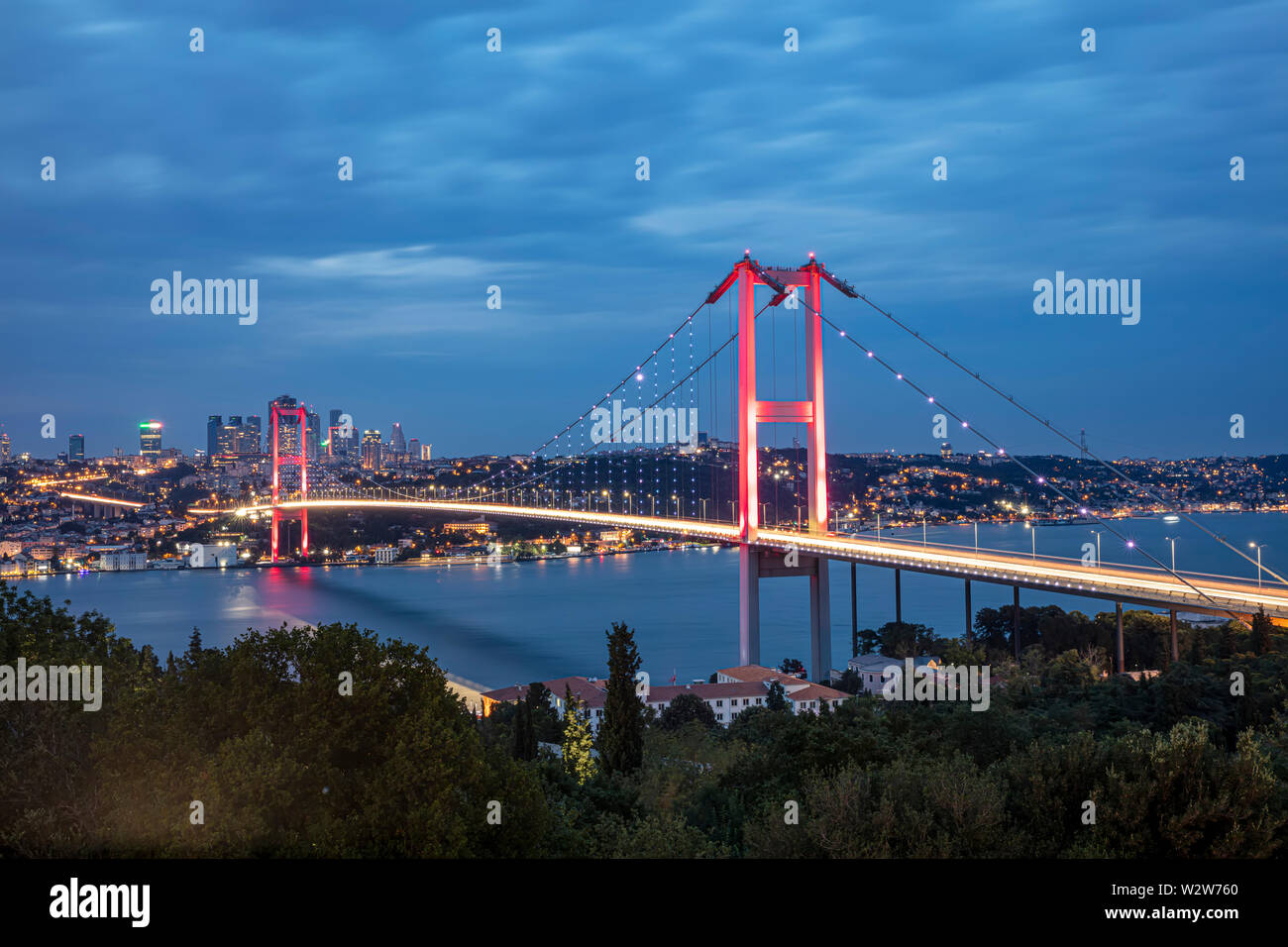 Ponte sul Bosforo a Istanbul Turchia - collegamento di Asia e Europa. Di sera, lunga esposizione. Foto Stock