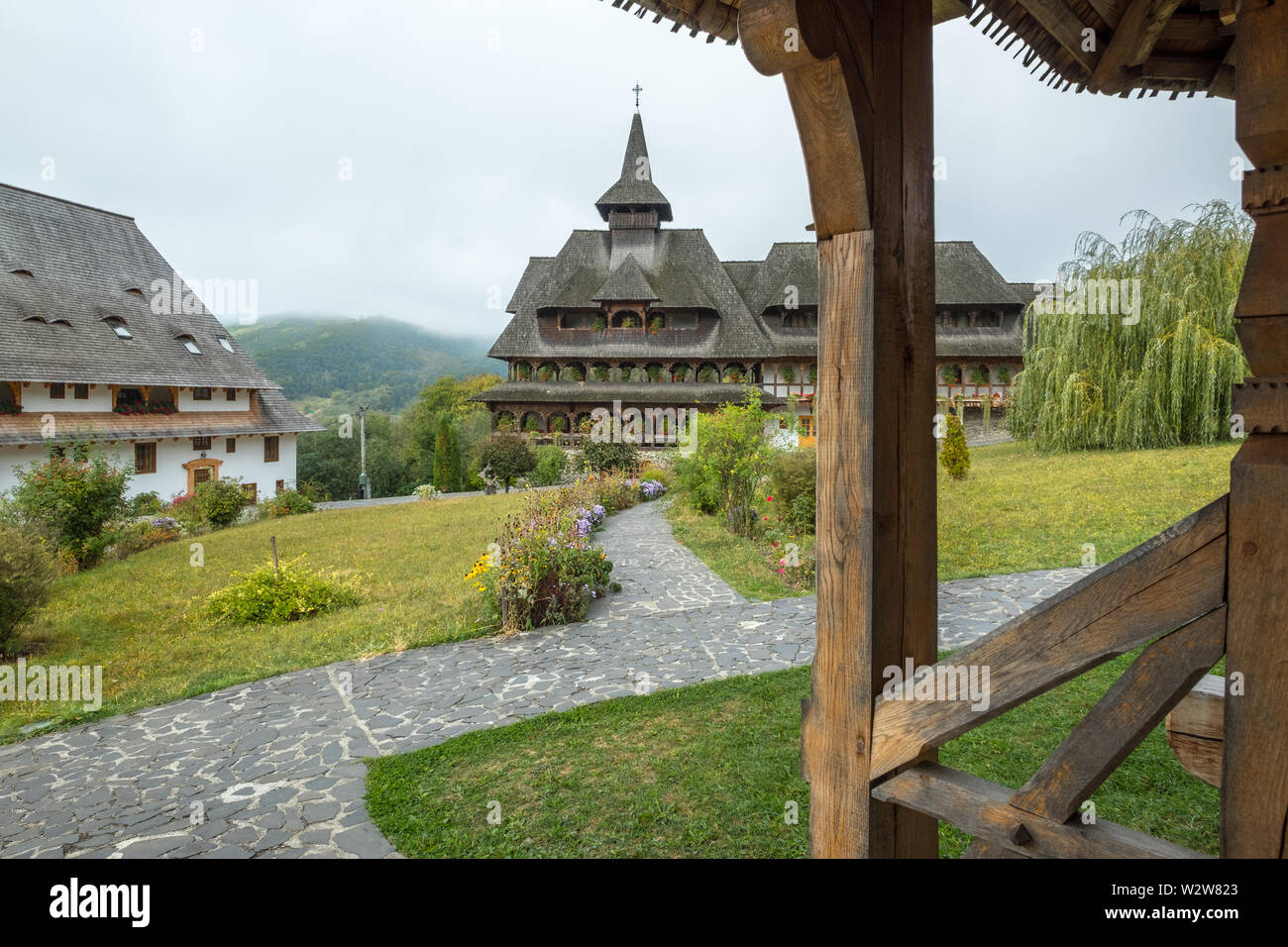 Architettura caratteristica della regione Maramures della Romania come si vede a Barsana Monastero. Foto Stock