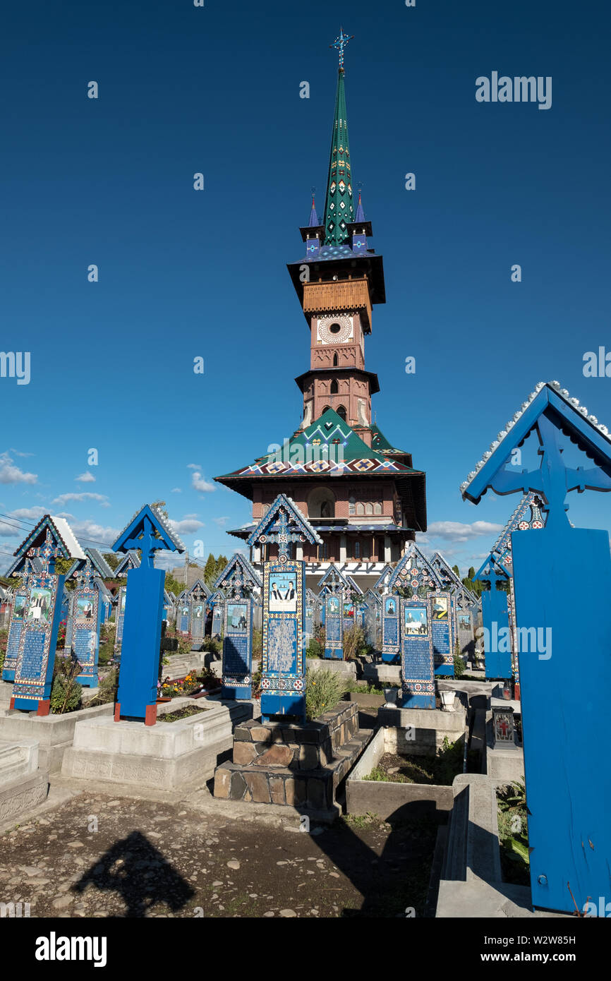 Sottile, alta guglia della chiesa a Sapanta, Maramures, Romania torri alte oltre 'buon cimitero' dove epitaffi in parole e immagini descrivono i defunti Foto Stock