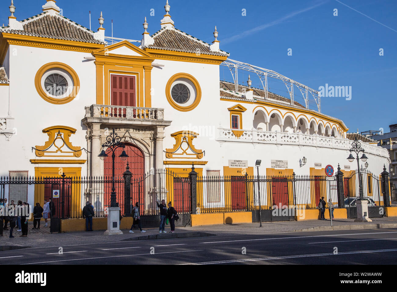 Siviglia, Spagna - 22 Gennaio 2016: la facciata della Plaza de Toros La Maestranza Foto Stock