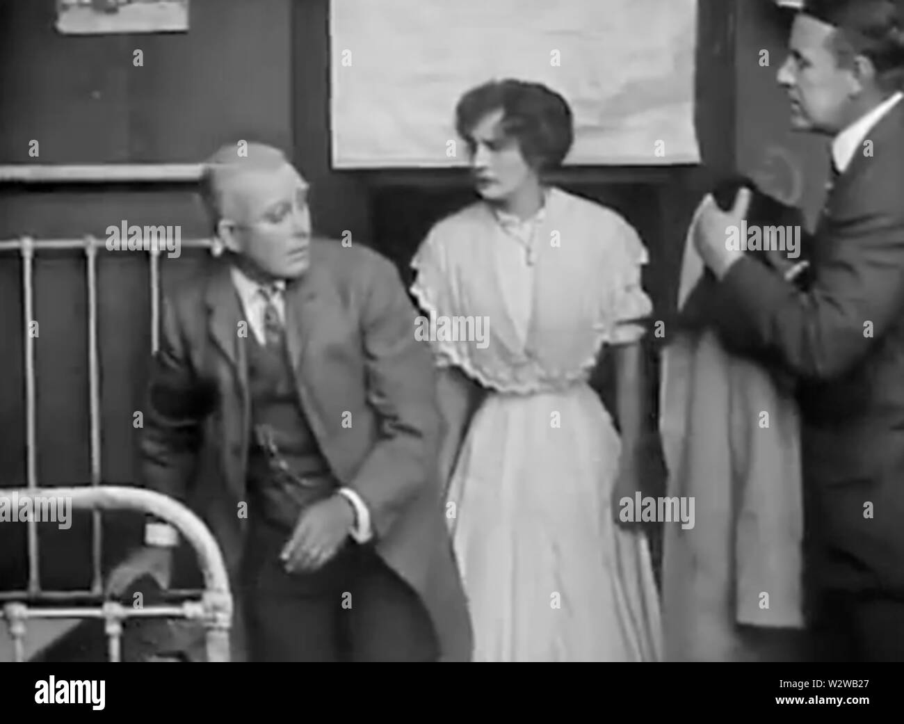 Italiano: William West, Gertrude McCoy e George Lessey nel fotogramma dell ONU di speranza, una croce rossa storia di tenuta (1912) diretto da Charles Brabin Foto Stock