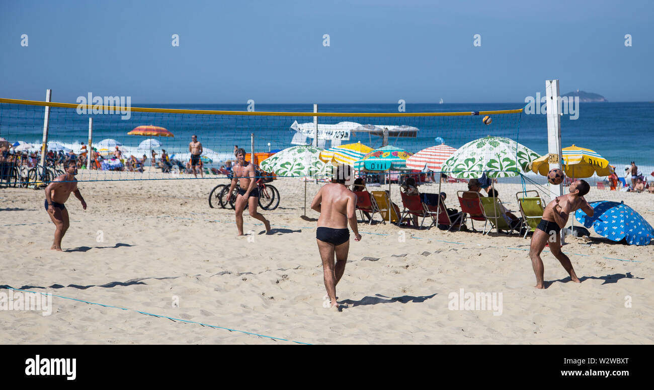 Rio de Janeiro, Brasile - 6 Giugno 2016: gli uomini la riproduzione di foot volley presso la spiaggia di Ipanema su una soleggiata giornata a colori Foto Stock