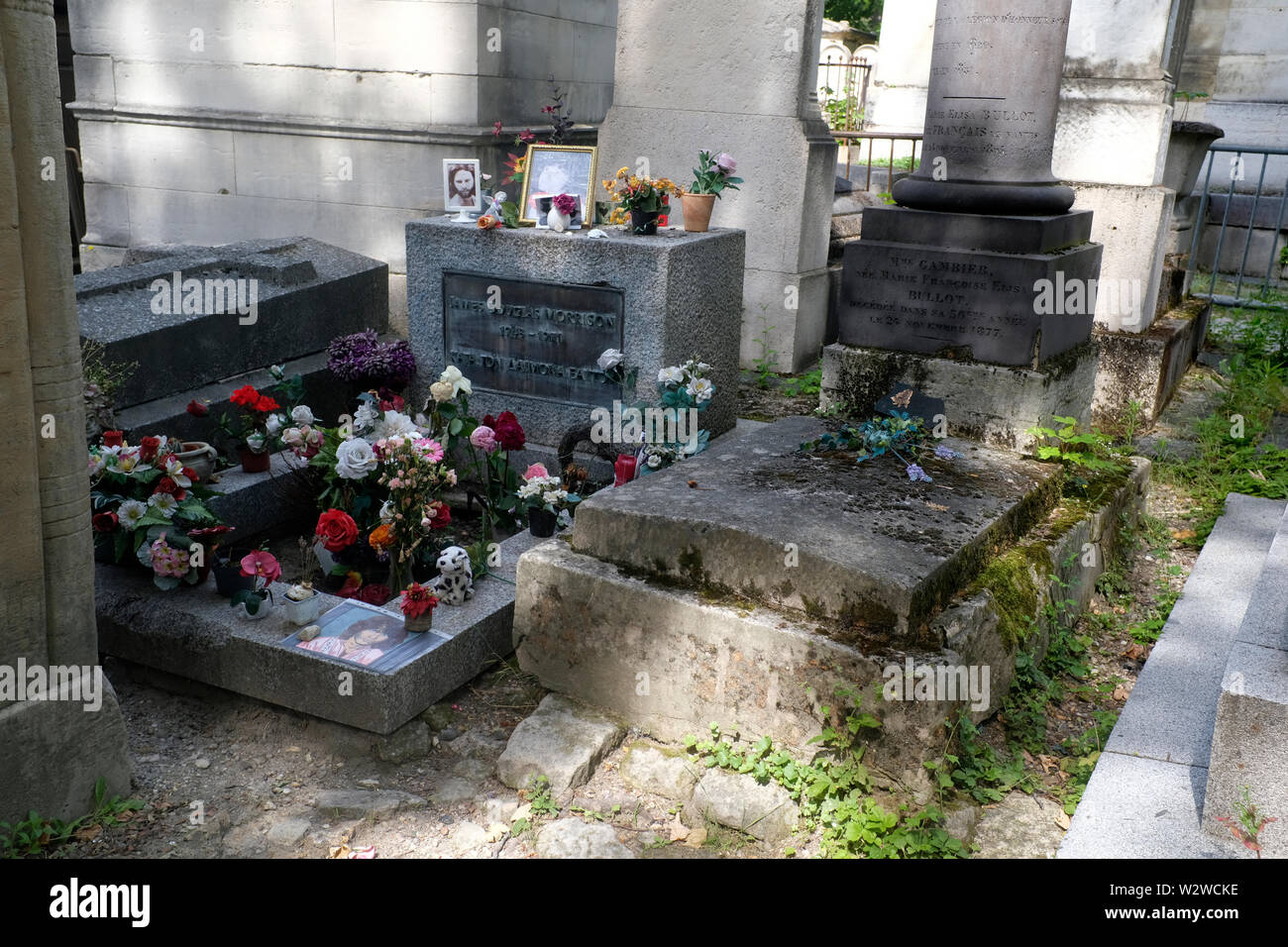 Tomba di Rock Star Jim Morrison nel cimitero di Pere Lachaise di Parigi, Francia Foto Stock