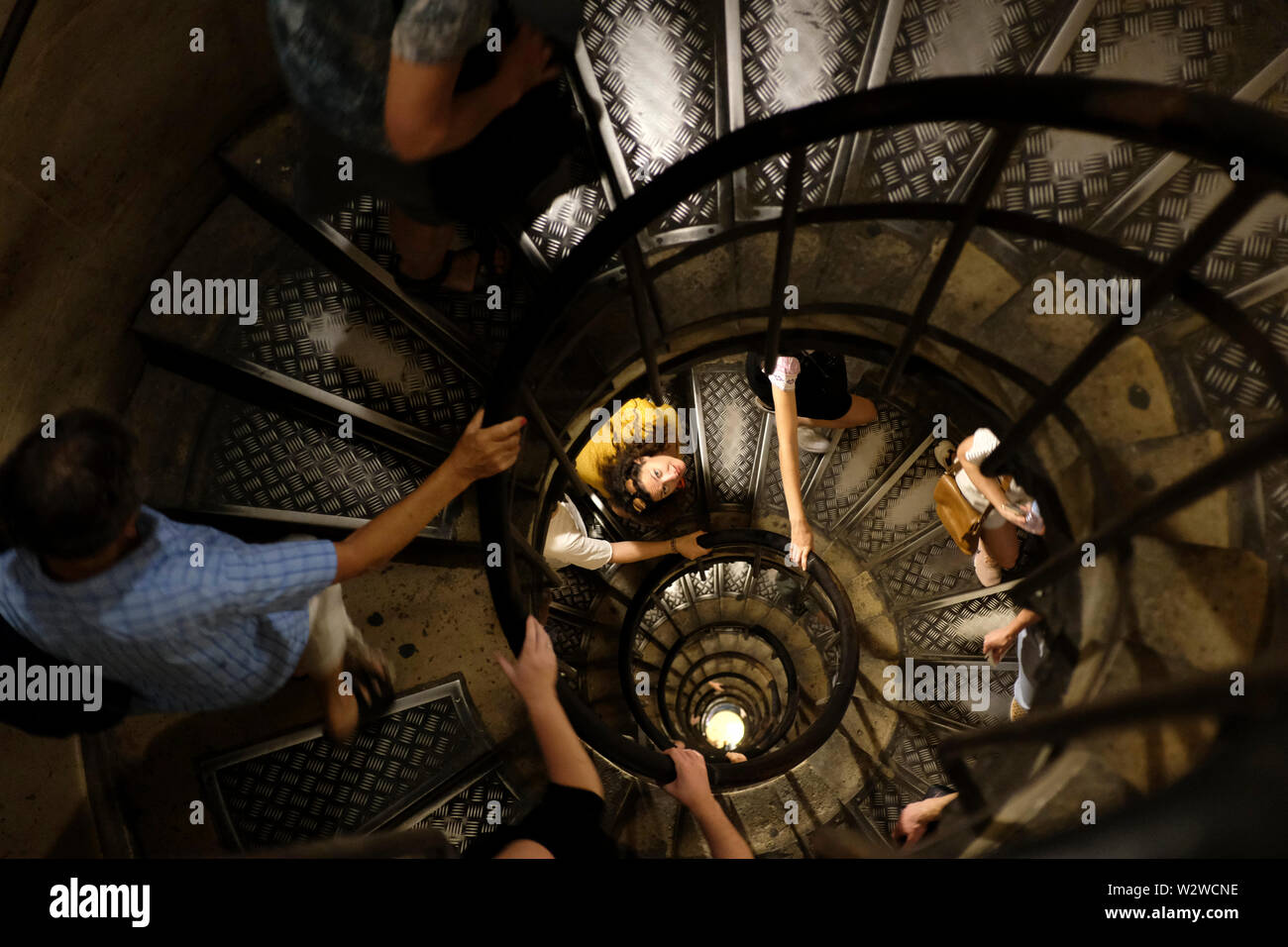 Salendo la scala a chiocciola in Arc de Triomphe a Parigi, Francia Foto Stock