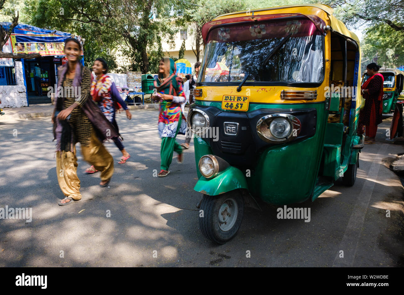 NEW DELHI, India - CIRCA NOVEMBRE 2018: Auto Rickshaw, interessata chiamato Tuk Tuk in strada di New Delhi, il verde e il giallo taxi sono un comune vista i Foto Stock