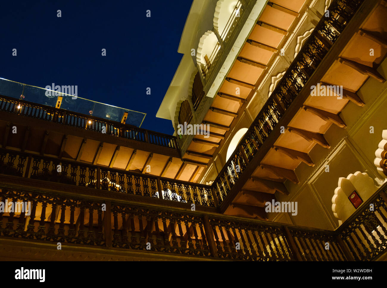 NEW DELHI, India - CIRCA NOVEMBRE 2018: interno dell'haveli Dharampura di notte a Delhi. Questo hotel è accoccolato in Chandni Chowk della Vecchia Delhi. Foto Stock