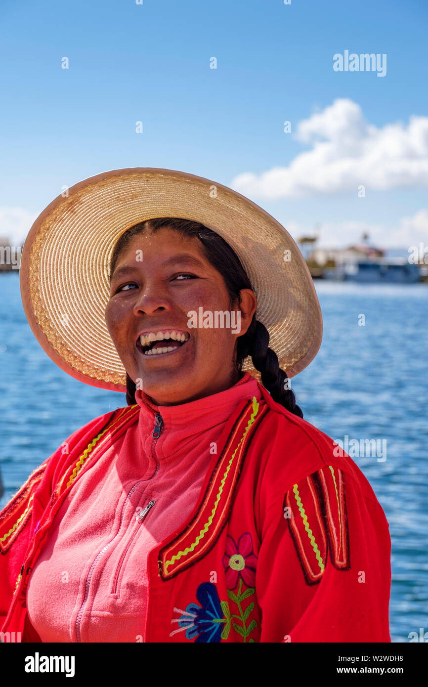 Sorridente indigena Uru peruviana locale, Isole galleggianti di Uros, Lago Titicaca, Uros, Puno, Perù. Foto Stock