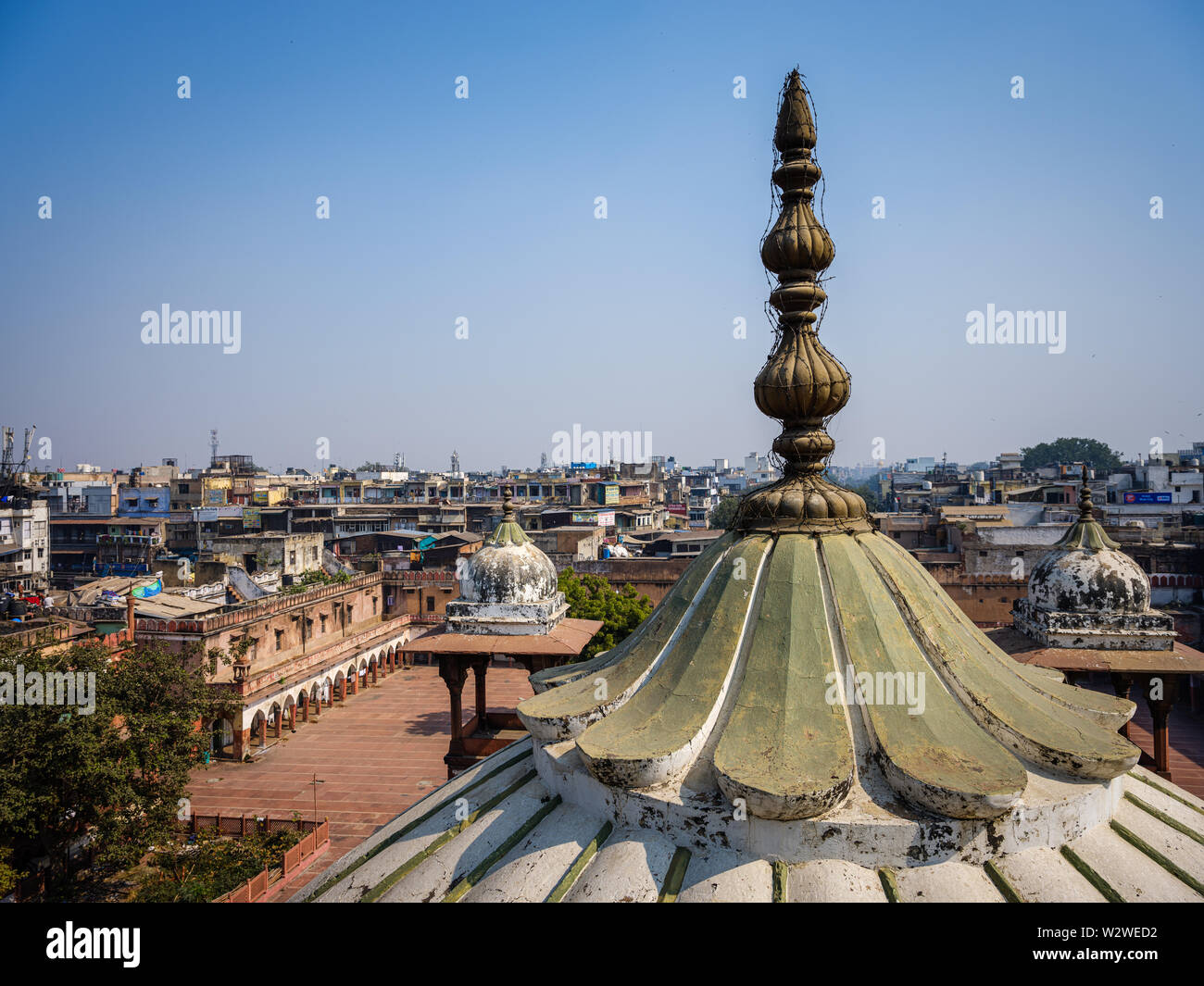 NEW DELHI, India - CIRCA NOVEMBRE 2018: Vista di Delhi come visto dal tetto della Gadodia Spice Market nella vecchia Delhi. Questo mercato è pieno di negozi Foto Stock