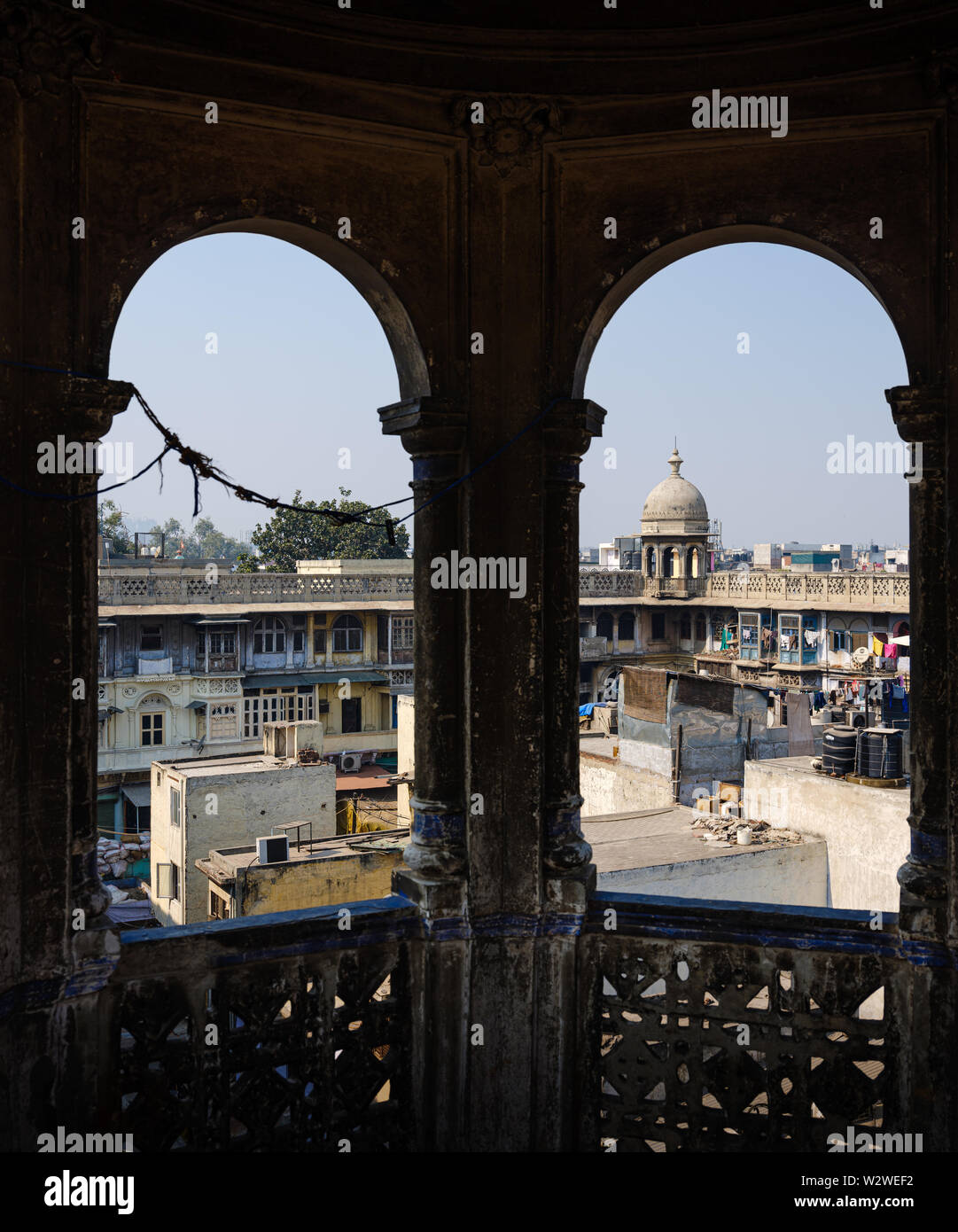 NEW DELHI, India - CIRCA NOVEMBRE 2018: vista dell'interno del Gadodia Spice Market nella vecchia Delhi. Questo mercato è pieno di negozi ed è uno dei grandi Foto Stock