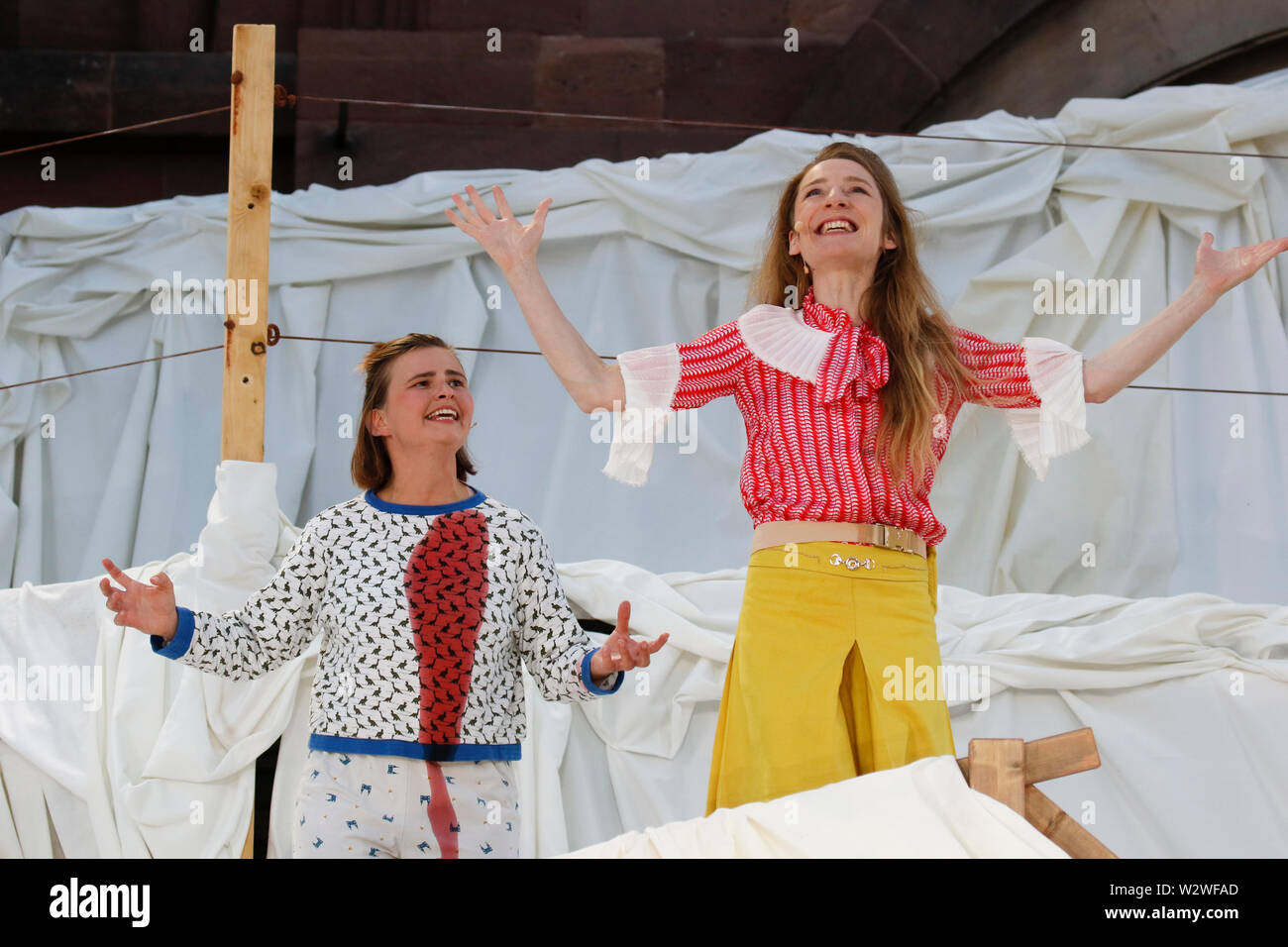 Worm, Germania. Il 10 luglio 2019. Attrici Lisa Hrdina (come Ortlieb) (sinistra) e Kathleen Morgeneyer (come Kriemhild) (destro) sono raffigurati a premere la prova del 'Nibelungenfestspielen' in Worms. Il gioco del 18. Stagione del Nibelungen-Festspiele (Nibelung Festival) è chiamato 'Uberwaltigung' (superando) da autore Thomas Melle, ed è diretto da Lilja Rupprecht. Si tratta di un racconto della canzone originale del Nibelungs partendo dalle estremità e il tentativo di riscrivere la storia per una migliore e meno letali tentativo. Foto Stock