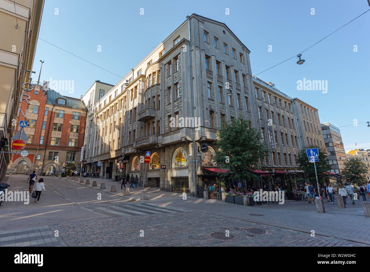 Helsinki, Finlandia - 12 Luglio 2018: Hotel Finn, insieme con numerosi negozi e caffetterie, si trova direttamente di fronte al centro storico Torni Hotel. Foto Stock