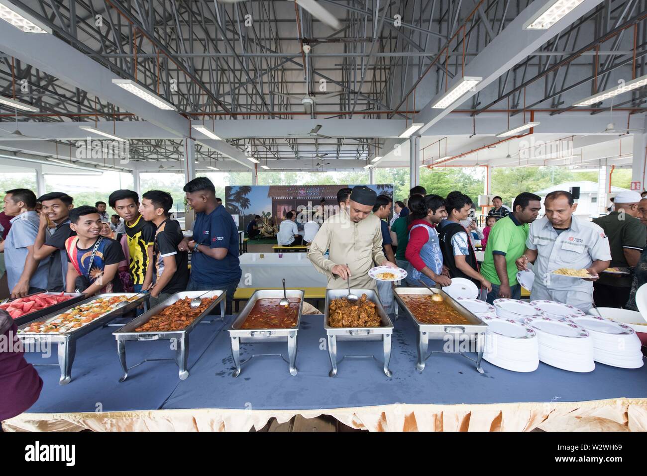 (190711) -- BATU GAJAH, luglio 11, 2019 (Xinhua) -- dei lavoratori che vengono dal materiale rotabile center gestito da locomotive cinesi CRRC produttore, e i membri della loro famiglia frequentare CRRC's Hari Raya apertura House giorno di Batu Gajah, capitale del distretto di Kinta in Malaysia Perak-membro, 20 giugno 2019. Il materiale rotabile center gestito da CRRC è diventata una fonte di occupazione per gli abitanti della zona e per estensione una parte importante delle interazioni tra i lavoratori di entrambi i paesi. Dopo anni di esplorazione, Cina CRRC 'pubblico aperto giorno' in Malaysia non solo mette insieme i clienti, Foto Stock