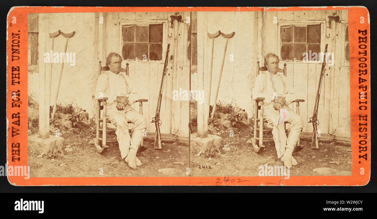 John L. Burns, il vecchio eroe di Gettysburgh (ossia Gettysburg), recupero dalle sue ferite; Stereografia mostra John L. ustioni seduto nella sedia a dondolo al di fuori del suo cottage, con la pistola e stampelle nelle vicinanze. Foto Stock