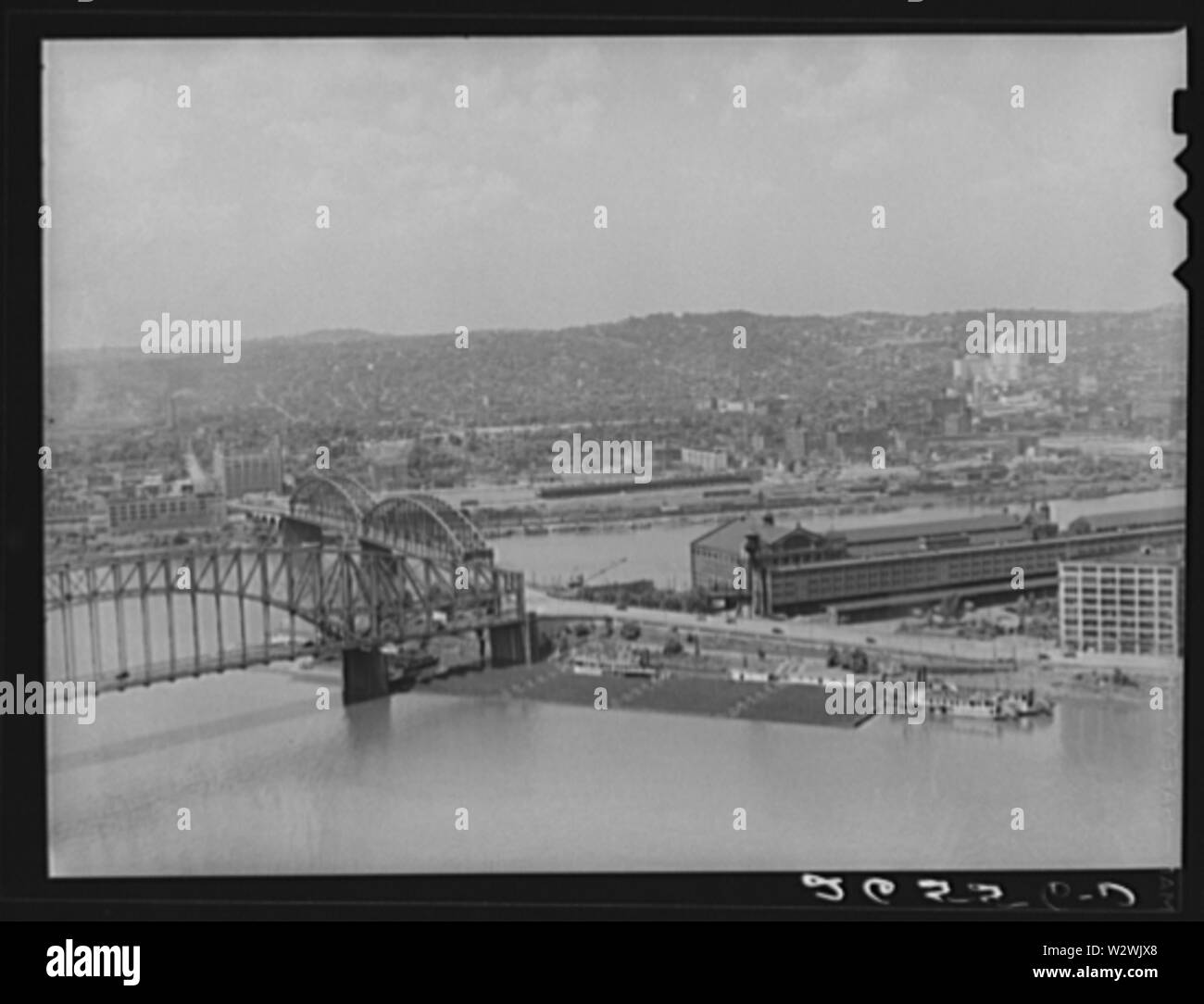 Giunzione di Allegheny e Monongahela fiumi per formare la Ohio. Pittsburgh, Pennsylvania data 1938 Luglio note il titolo e le altre informazioni dalla scheda di didascalia. Lotto 1343 (posizione di stampa corrispondente). Trasferimento; Stati Uniti. Ufficio di informazione di guerra. Oltremare divisione dell'immagine. Divisione di Washington; 1944. Ulteriori informazioni circa la FSA/OWI Collection è disponibile a Foto Stock