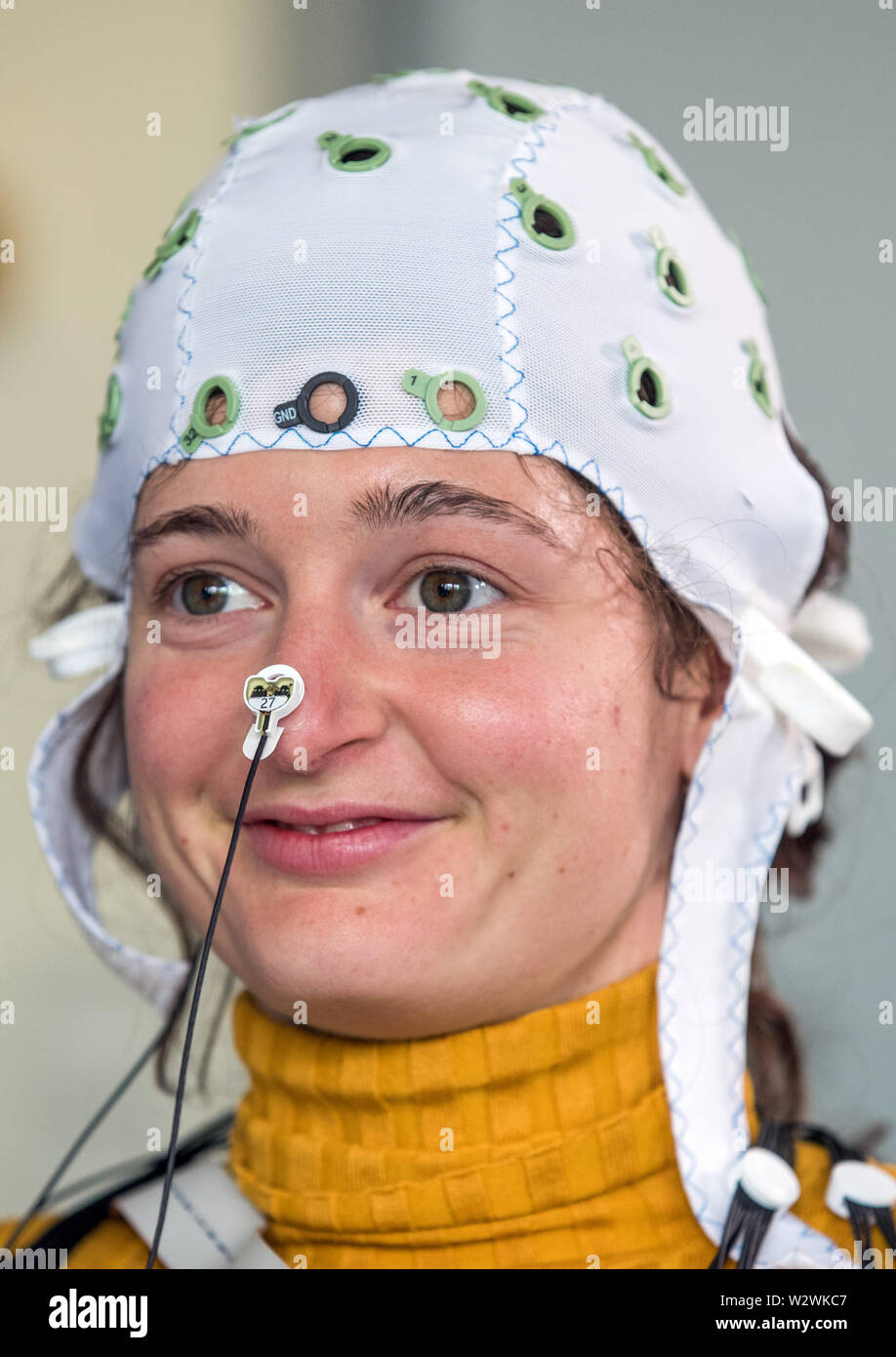 Magdeburg, Germania. 03 Maggio, 2019. Una prova di persona indossa una cappa con elettrodi per misurare le onde di cervello nel laboratorio di Neurobiologia presso l Istituto Leibniz. Psicologo dello sviluppo Wetzel capi la CBB Sviluppo neurocognitiva research Group e, insieme con il suo team, indaga l'attenzione nell'infanzia e negli adulti come pure gli effetti di distrazione nel pensiero e i processi di apprendimento. (A dpa storia "Tecnologia e cervello') Credito: Jens Büttner/dpa-Zentralbild/dpa/Alamy Live News Foto Stock