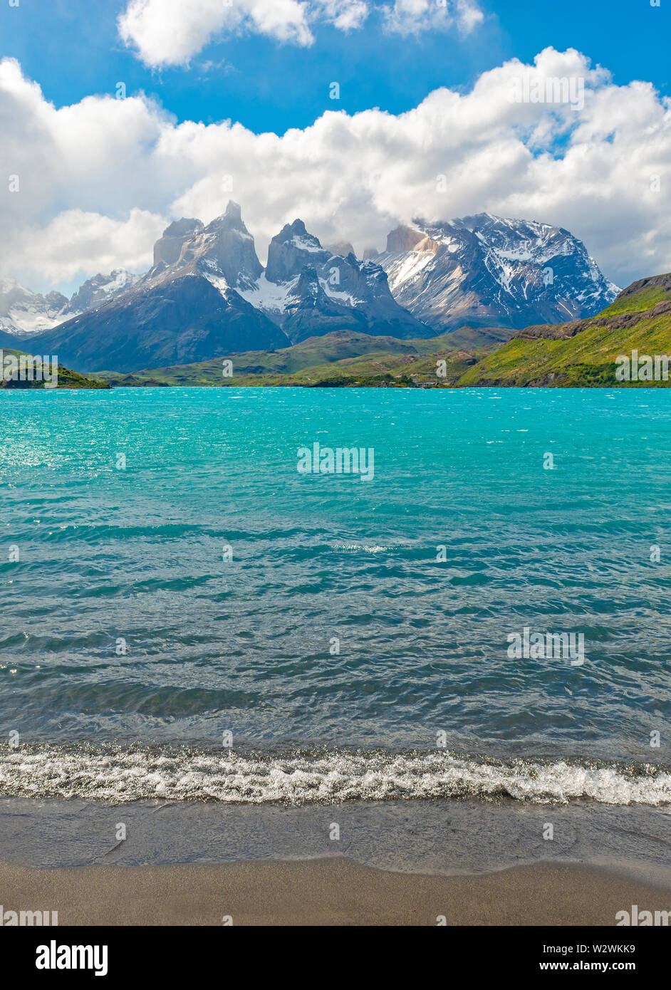 Le acque turchesi del lago Pehoe e il Cuernos del Paine vette delle Ande, parco nazionale di Torres del Paine Puerto Natales, Patagonia, Cile. Foto Stock
