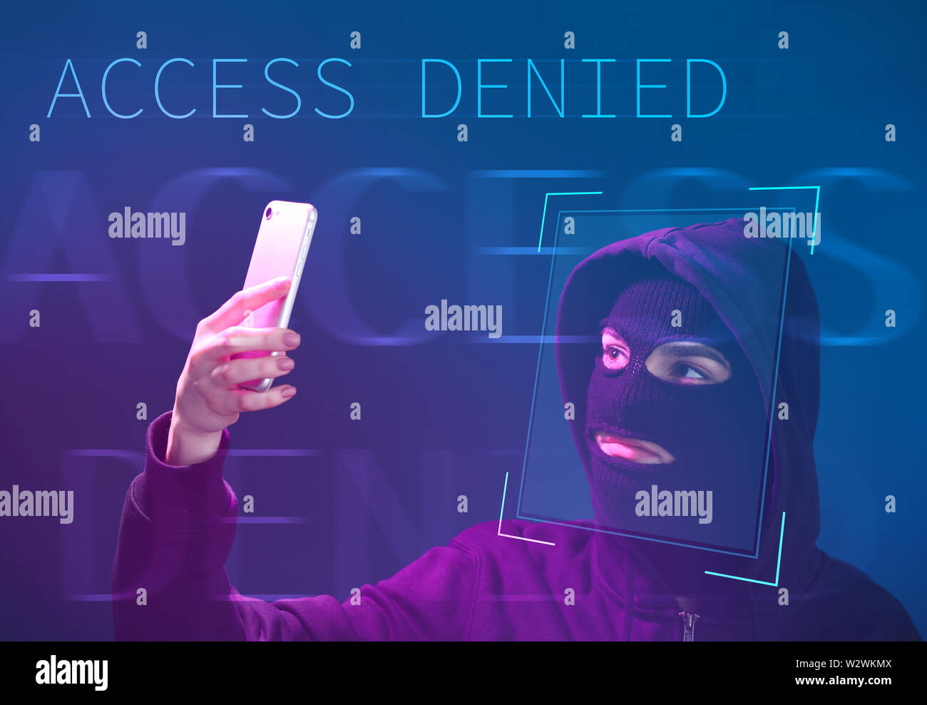 Hacker femmina in maschera holding smartphone protetto con sistema di riconoscimento facciale Foto Stock