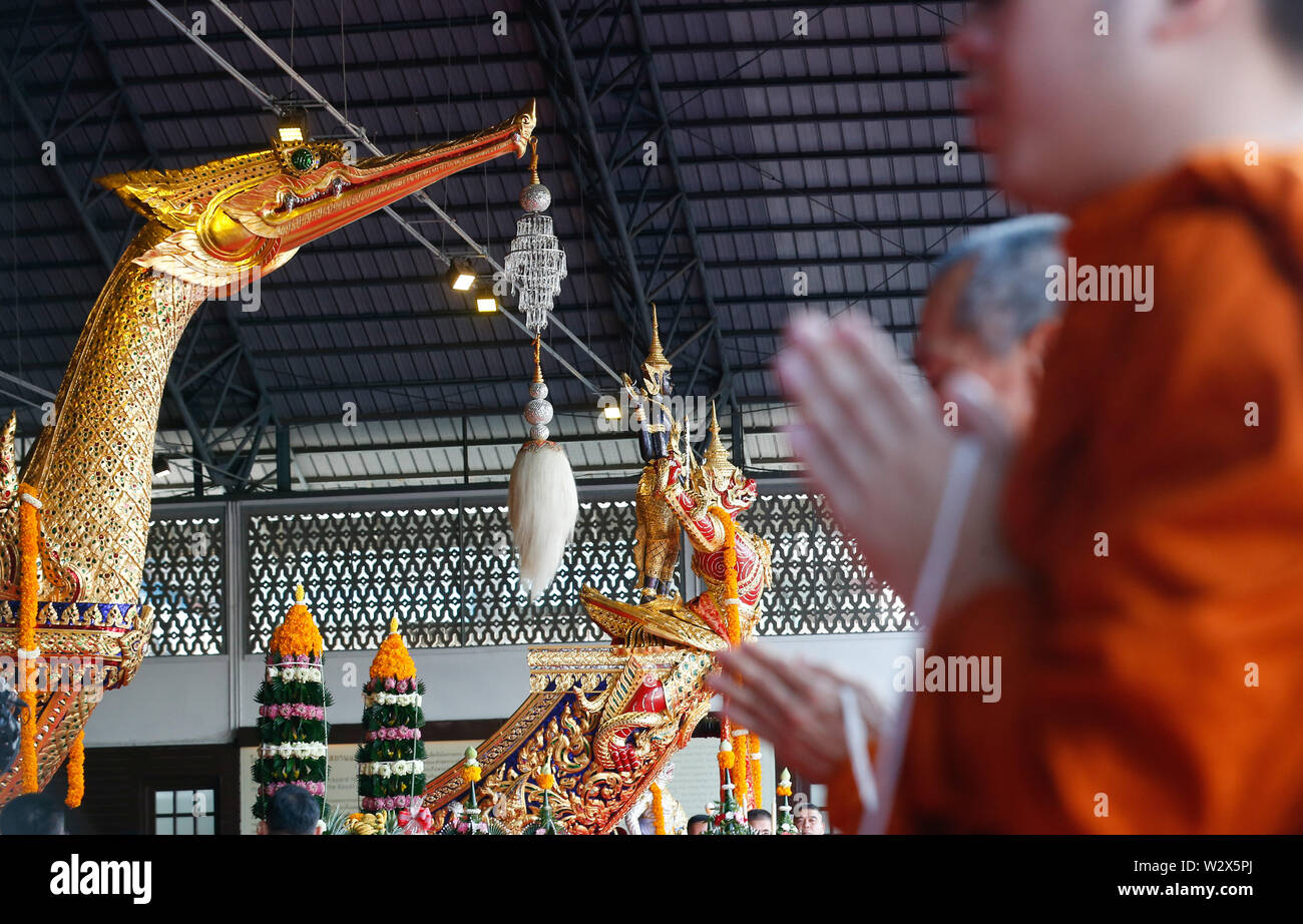 Bangkok, Tailandia. 11 Luglio, 2019. I monaci buddisti prega durante una cerimonia di culto che è un rituale sacro per il Royal Barge processione presso il Royal chiatte, Museo Nazionale di Bangkok. Credito: SOPA Immagini limitata/Alamy Live News Foto Stock