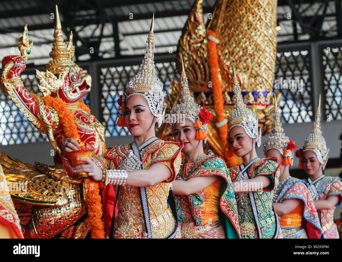 Bangkok, Tailandia. 11 Luglio, 2019. Tailandese tradizionale danza esecutori durante una cerimonia di culto che è un rituale sacro per il Royal Barge processione presso il Royal chiatte, Museo Nazionale di Bangkok. Credito: SOPA Immagini limitata/Alamy Live News Foto Stock