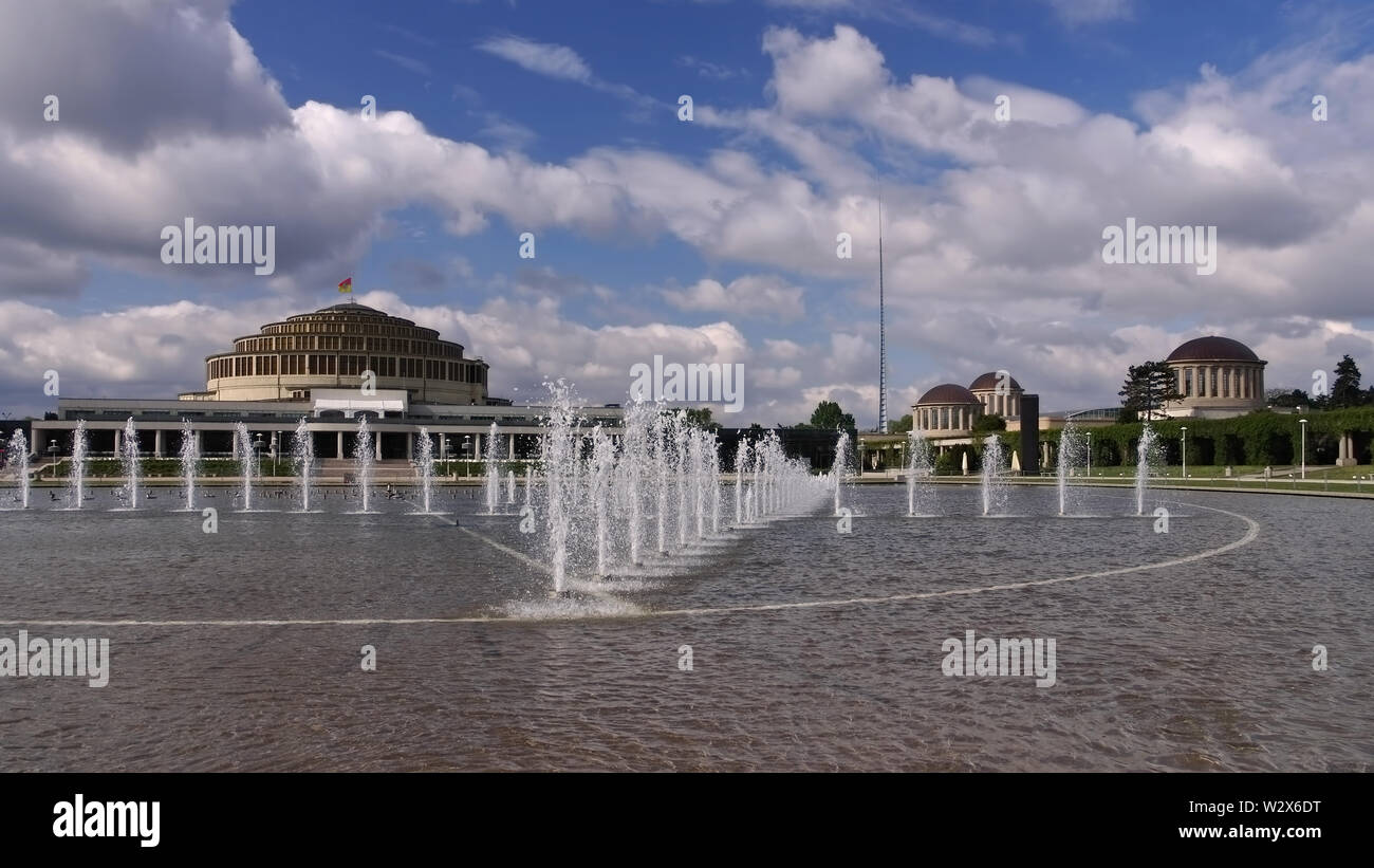 Breslau Jahrhunderthalle und Springbrunnen - Wroclaw Centennial Hall e fontane nel parco Foto Stock