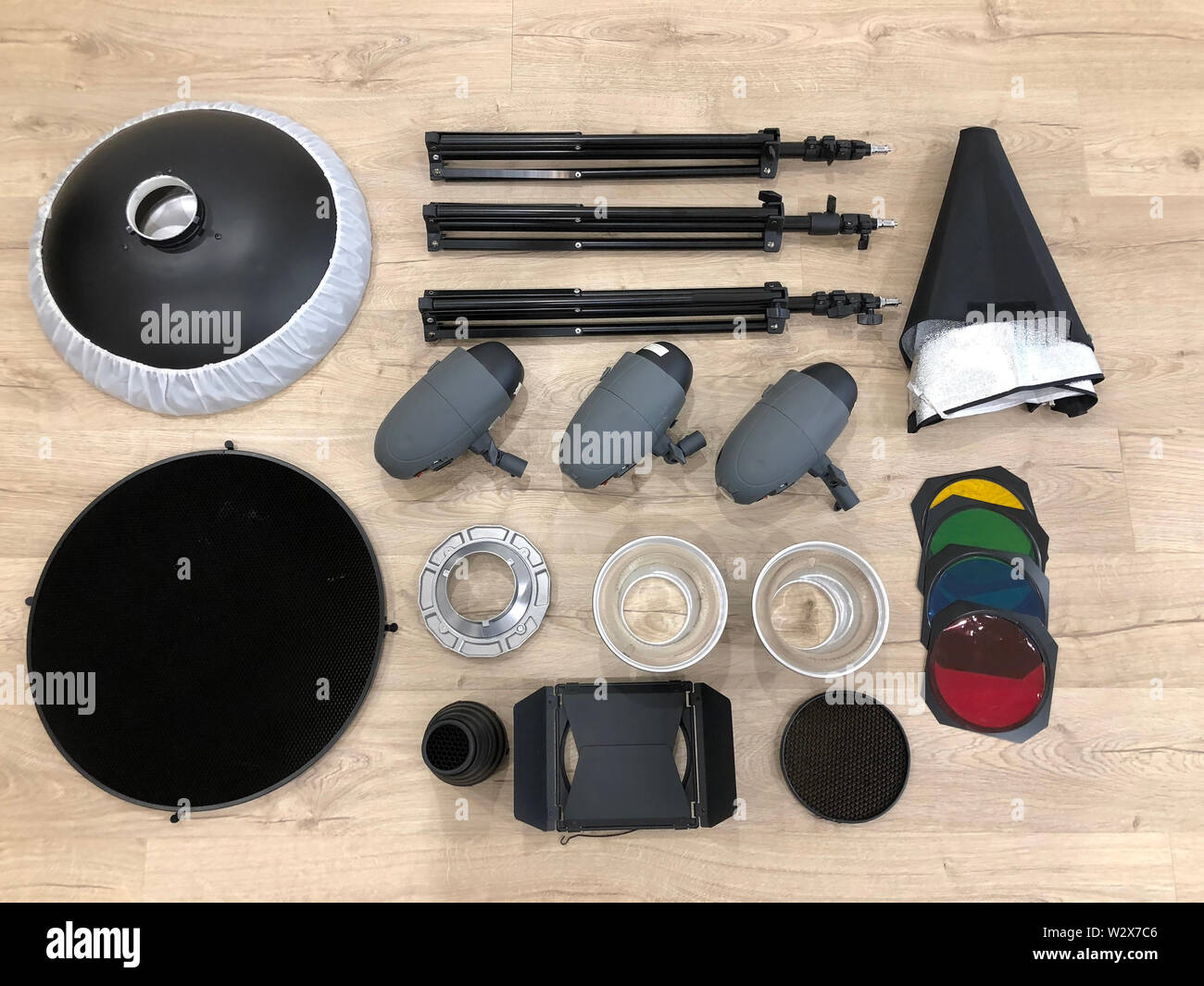 Set di illuminazione per studio fotografico posa sul pavimento, vista da sopra Foto Stock