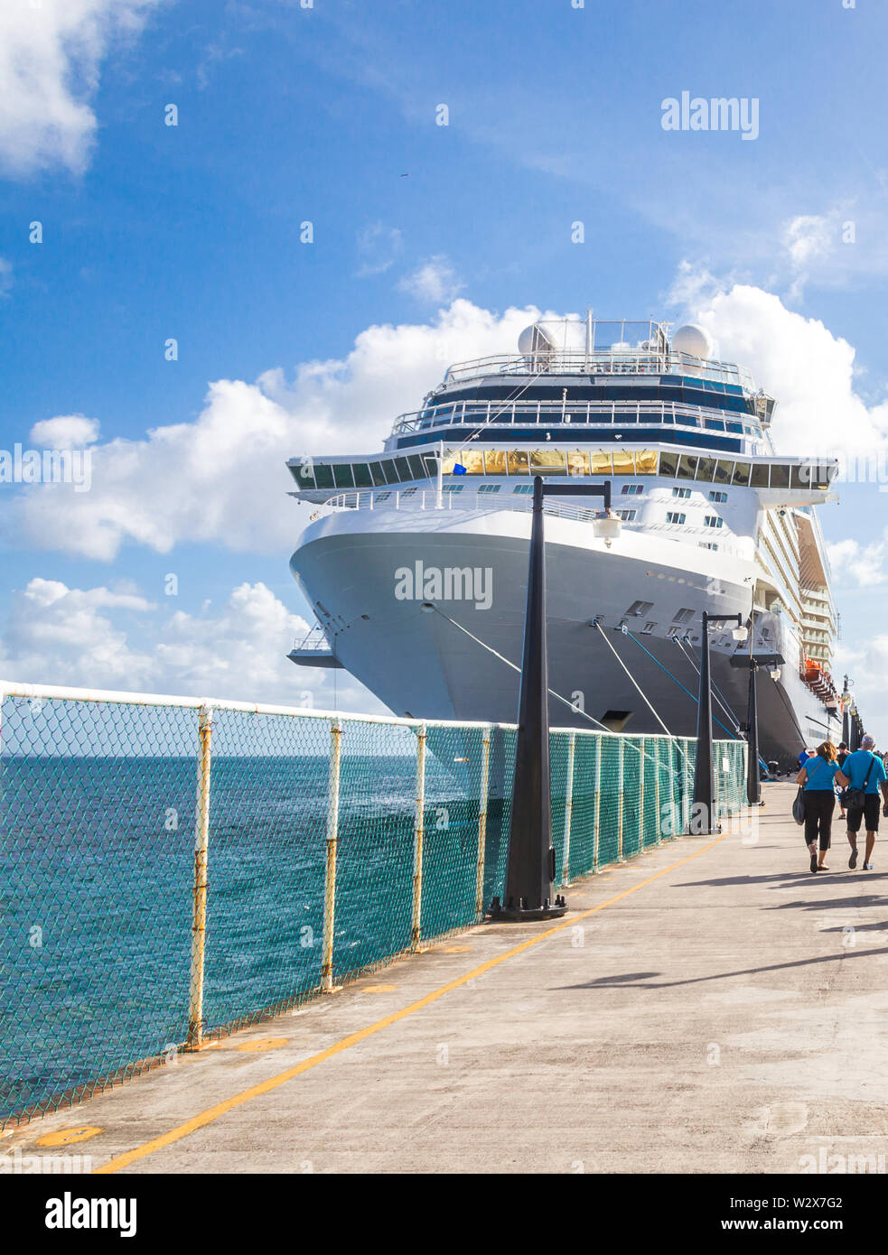BASSETERRE, ST. Kit E NEVIS 14 dicembre, 2016: i passeggeri di crociera ritorno alla nave da crociera a St Kitts Porto Zante Foto Stock