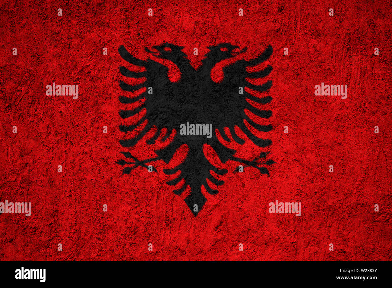 L'Albania bandiera dipinta sul incrinato grunge muro di cemento Foto Stock