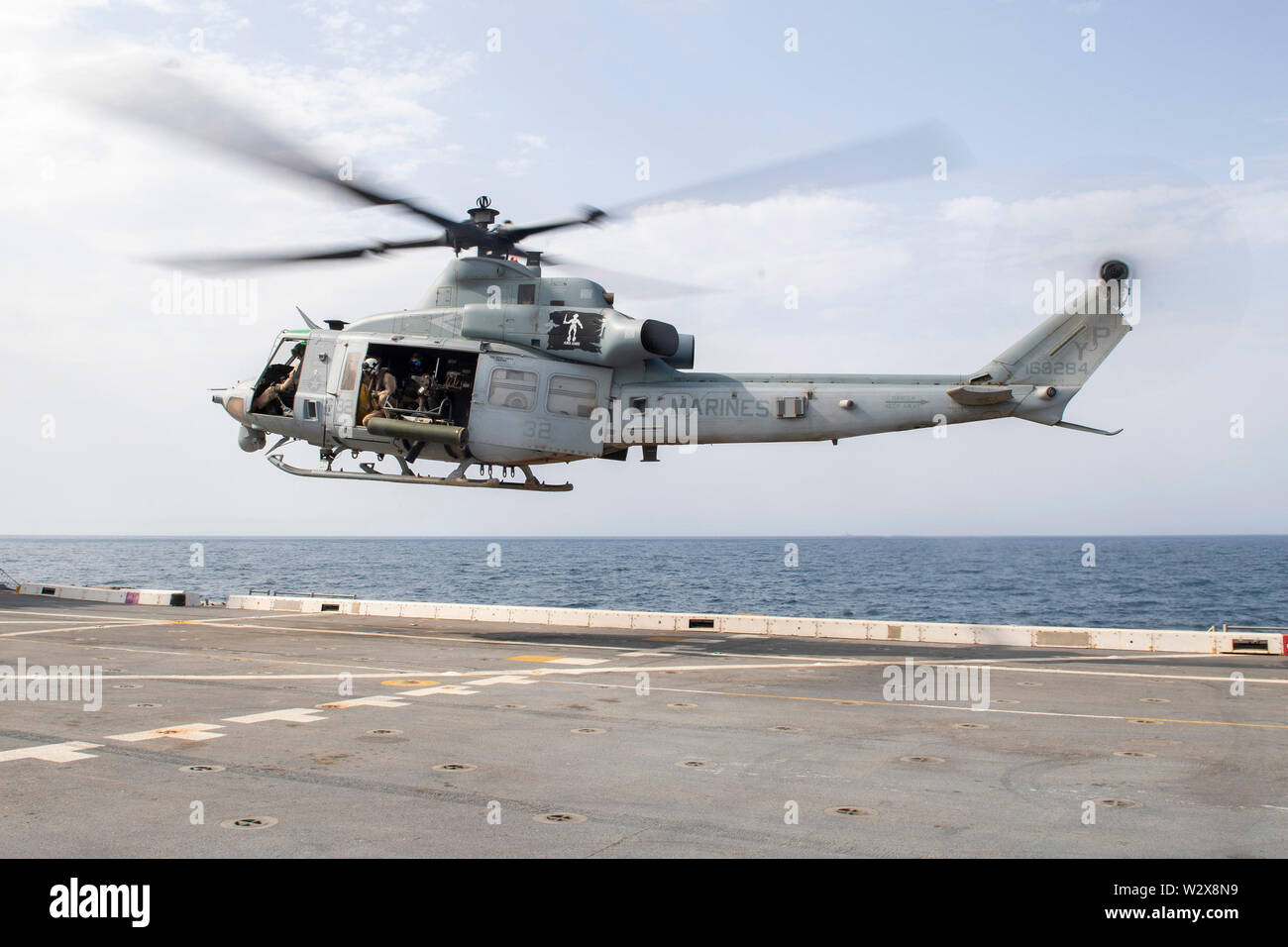 190705-N-NB544-1084 Golfo di Aden (Luglio 5, 2019) UH-1Y Venom 32, assegnati a mezzo marino Tiltrotor Squadron (VMM) 163 (rinforzato), si prepara a terra a bordo del trasporto anfibio dock nave USS John P. Murtha (LPD 26). John P. Murtha è attualmente sulla sua prima implementazione e parte del Boxer anfibio gruppo pronto e la XI Marine Expeditionary Unit team ed è distribuito per la Quinta Flotta area di operazione a sostegno di operazioni navali per garantire stabilità marittimo e la sicurezza nella regione centrale di collegamento del Mediterraneo e del Pacifico attraverso l'Oceano Indiano occidentale e tre str Foto Stock