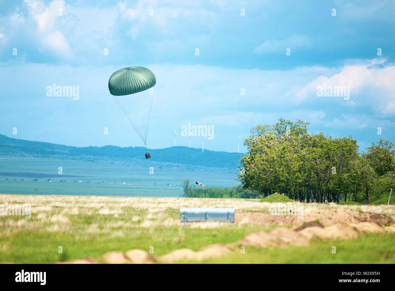 Un militare di cassa è di essere paracadutato da un militare cargo aereo durante un drill. Foto Stock