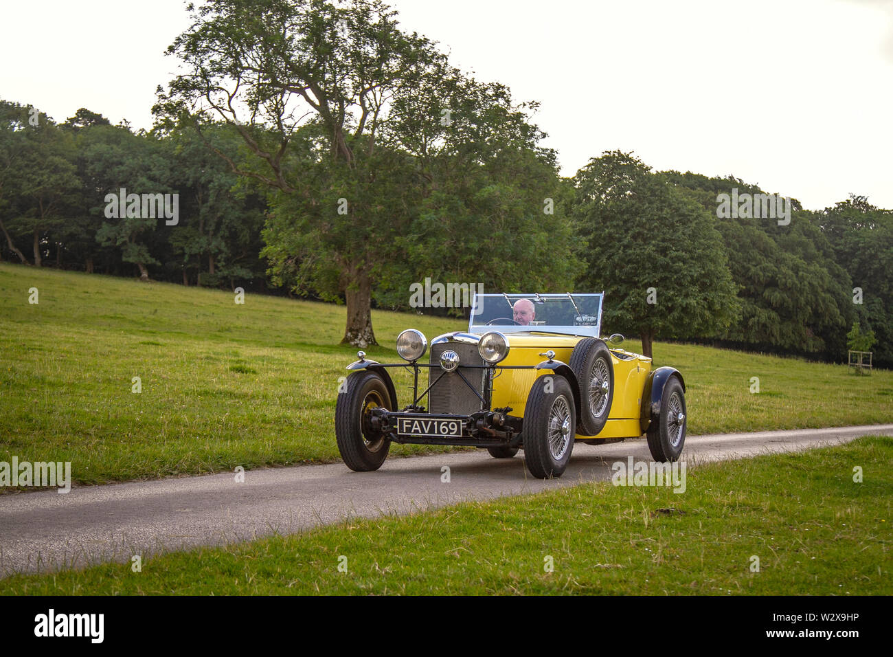 1949 40s forties Alvis T14 Yellow al Classic Car Rally, la mostra di auto classica di metà estate di Mark Woodward si è recata nella panoramica Carnforth per mostrare più classici, motori storici e d'epoca e oggetti da collezione alla fiera di trasporto Leighton Hall di quest'anno, un'opportunità per vedere oltre 500 veicoli classici del passato in uno degli spettacoli più completi e diversi dell'evento estivo di auto classica. Foto Stock