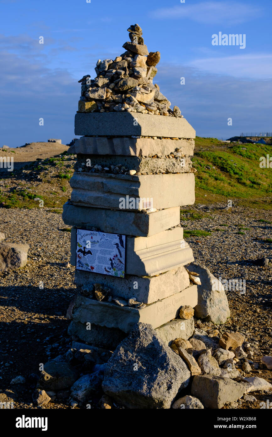 Lo stack da scartare e avanzi di rifiuti pietra di Portland da cave differenti Portland Dorset Inghilterra Foto Stock